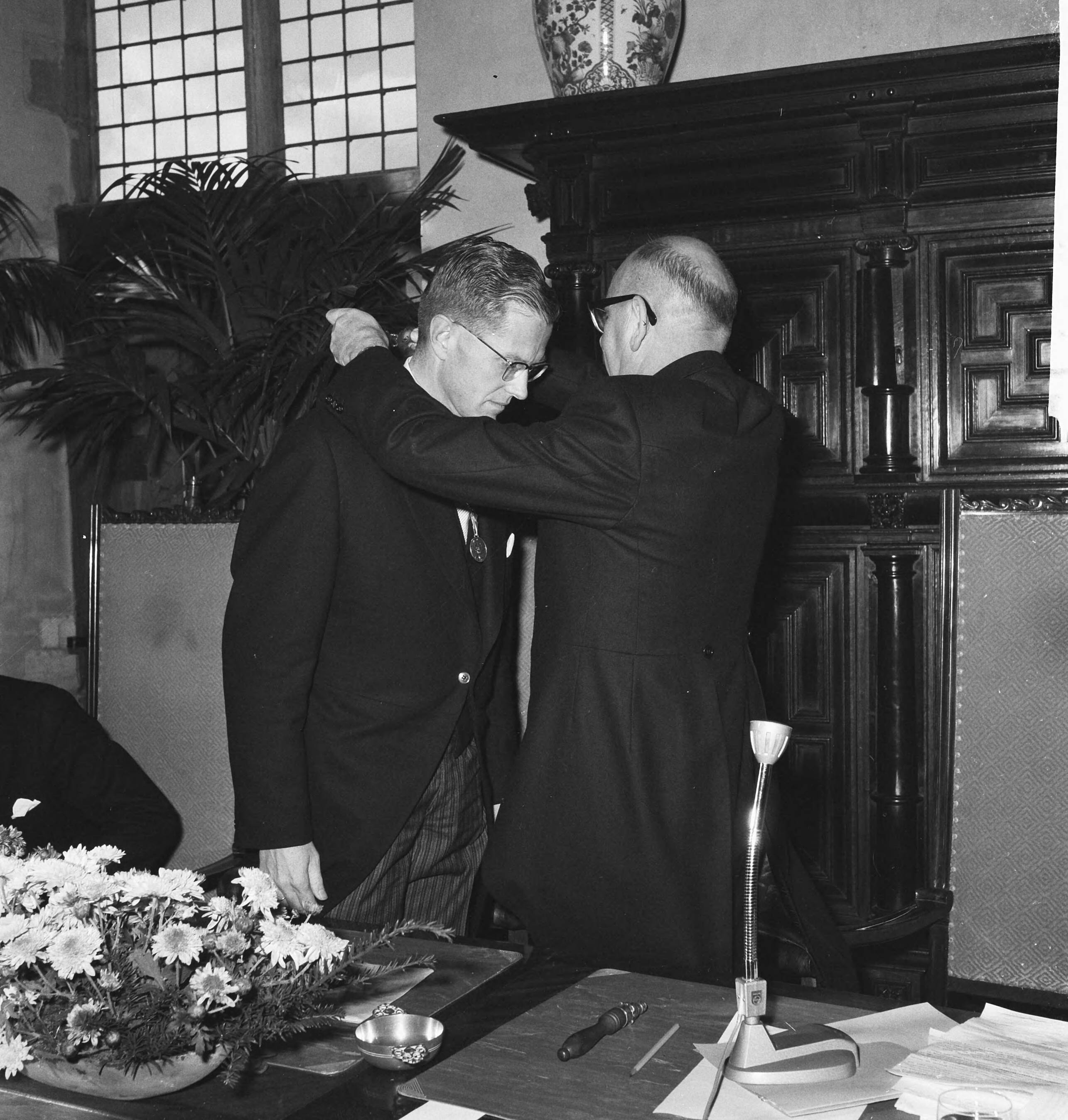 Fotocollectie Anefo — Installatie nieuwe burgemeester van Middelburg. Mr. J. Drijber en loco-burgemeester A.J. Berenpas — Foto: Koch, Eric / Anefo. Licentie: Set B: Rechtenvrij / Publiek Domein. Bron: Nationaal Archief. http://hdl.handle.net/10648/a9ea8eca-d0b4-102d-bcf8-003048976d84