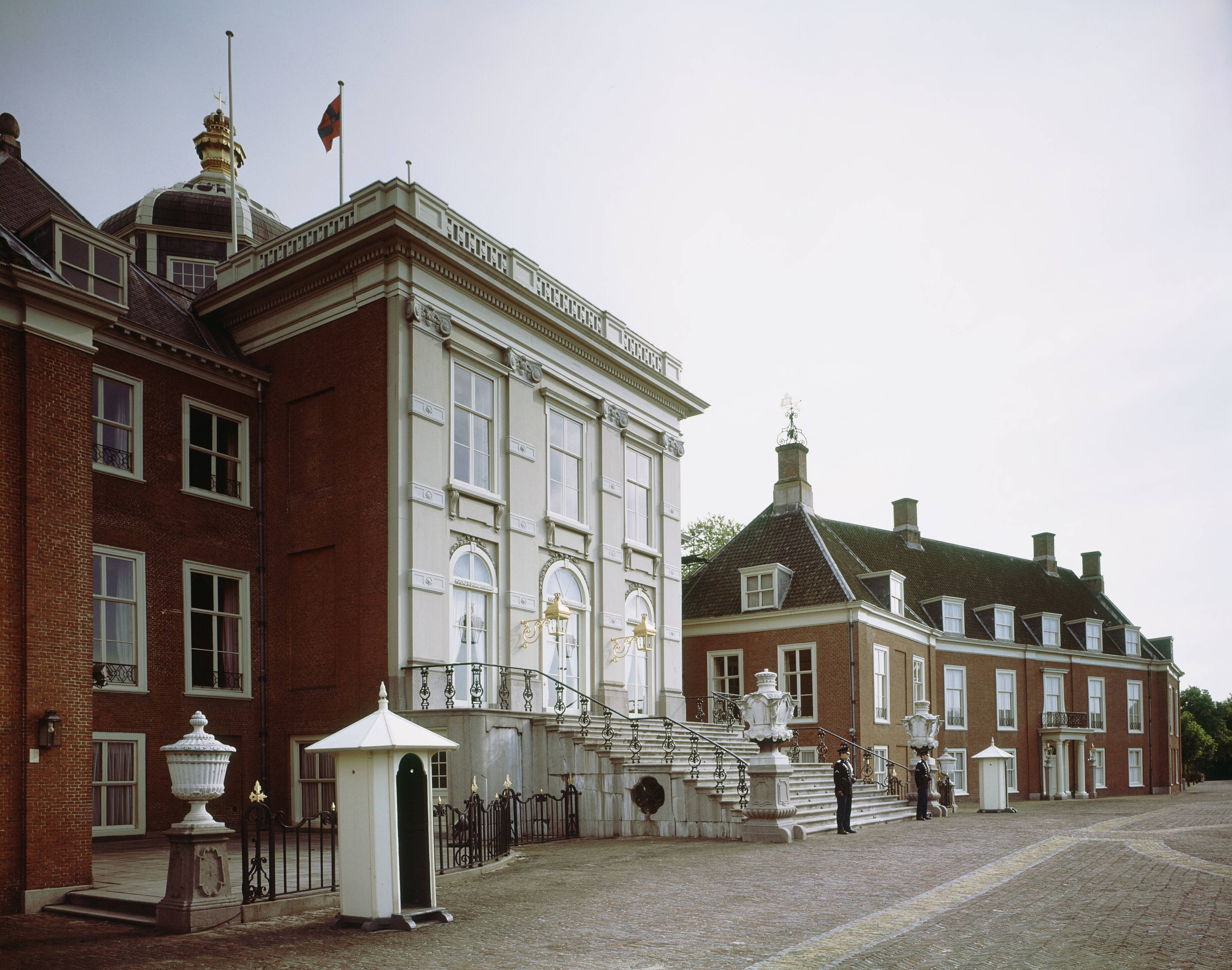 Paleis Huis ten Bosch te Den Haag — Exterieur — Foto: Hofmeester, Bart / RVD. Licentie: Set B: Rechtenvrij / Publiek Domein. Bron: Nationaal Archief. http://hdl.handle.net/10648/afa8e398-d0b4-102d-bcf8-003048976d84