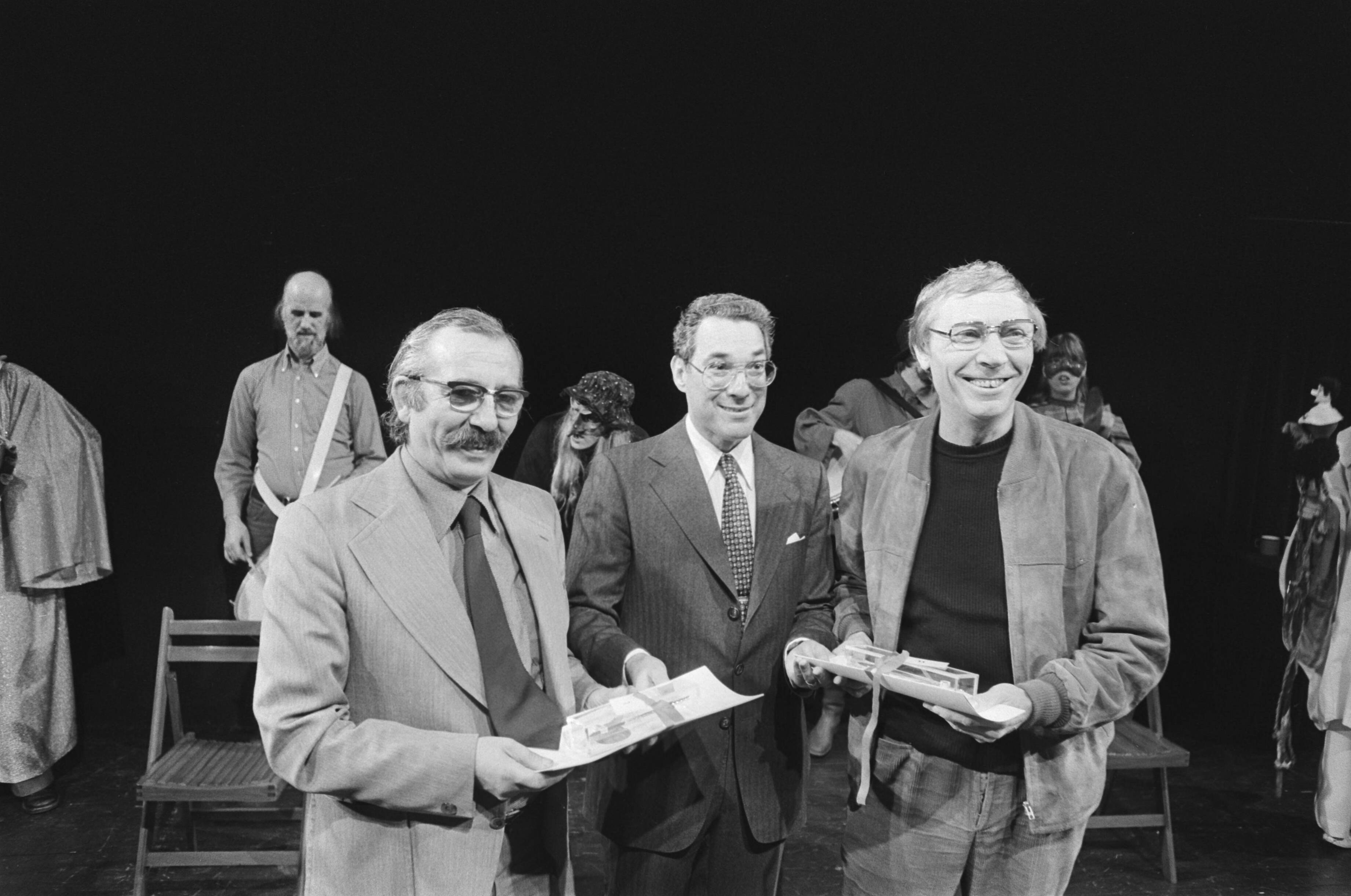 Fotocollectie Anefo — Gouden griffels uitgereikt in Den Haag ; wethouder Van Lies reikt prijzen uit aan Henk Barnard (l) en Velthuys (r) — Foto: Verhoeff, Bert / Anefo. Licentie: Set B: Rechtenvrij / Publiek Domein. Bron: Nationaal Archief. http://hdl.handle.net/10648/aca4bf82-d0b4-102d-bcf8-003048976d84