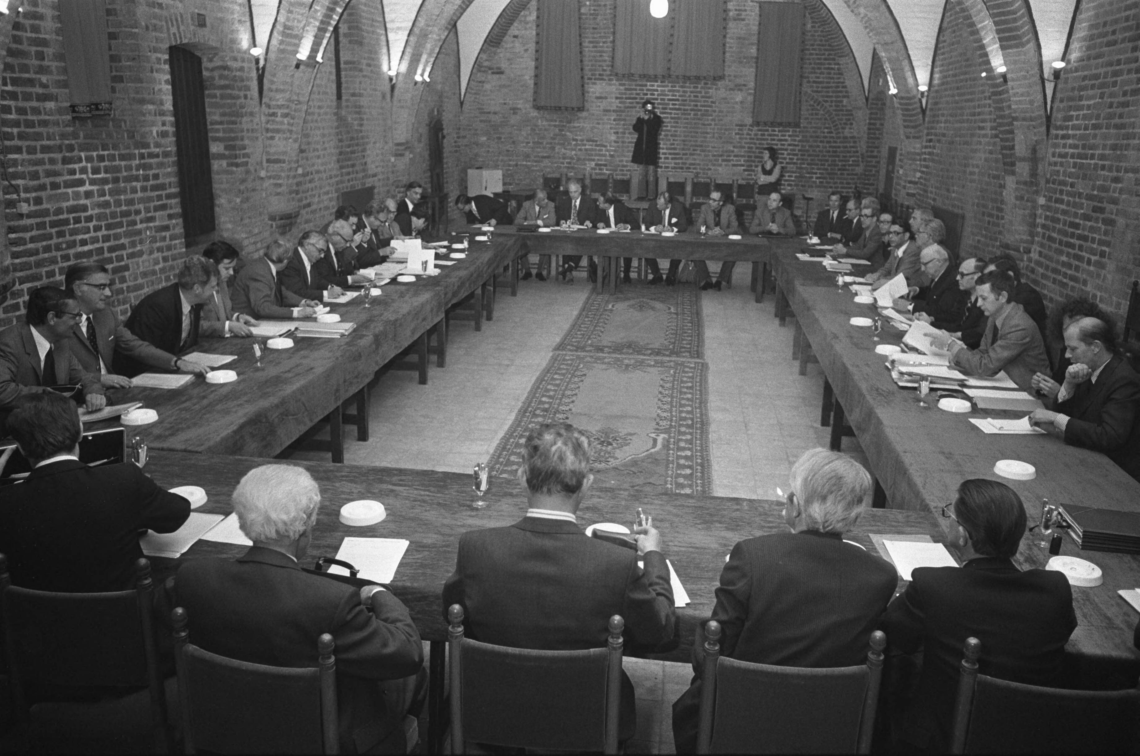 Fotocollectie Anefo — Regeringsdelegatie ontvangt in de Ridderzaal in Den Haag leden van het dagelijks bestuur van de vier grote steden; overzicht Ridderzaal — Foto: Verhoeff, Bert / Anefo. Licentie: Set B: Rechtenvrij / Publiek Domein. Bron: Nationaal Archief. http://hdl.handle.net/10648/ac492ce4-d0b4-102d-bcf8-003048976d84