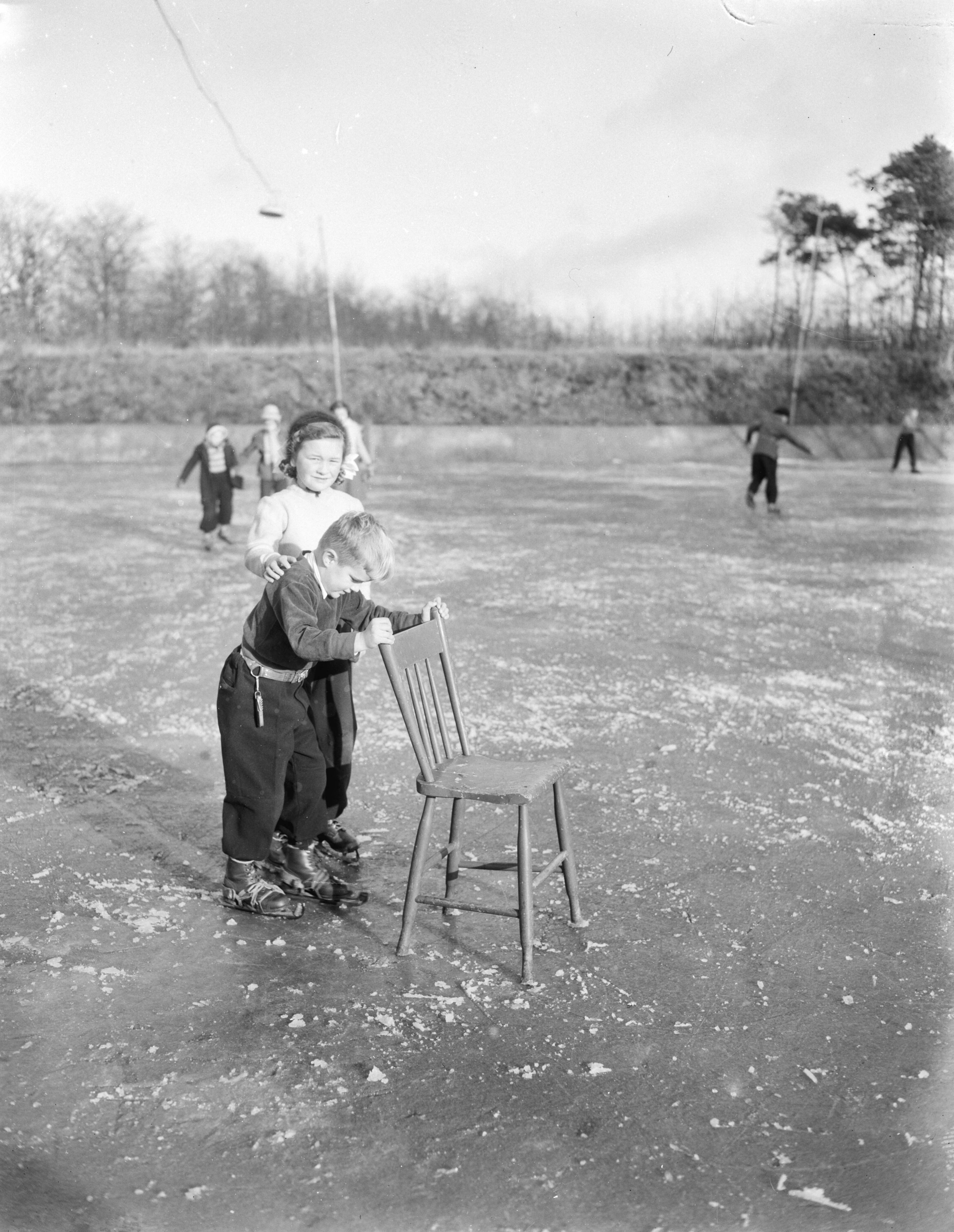 Fotocollectie Anefo — De tennisbaan Schot in Zeist is de eerste ijsbaan die geopend werd — Foto: Duinen, G.W. van / Anefo. Licentie: Set B: Rechtenvrij / Publiek Domein. Bron: Nationaal Archief. http://hdl.handle.net/10648/a91a6fce-d0b4-102d-bcf8-003048976d84
