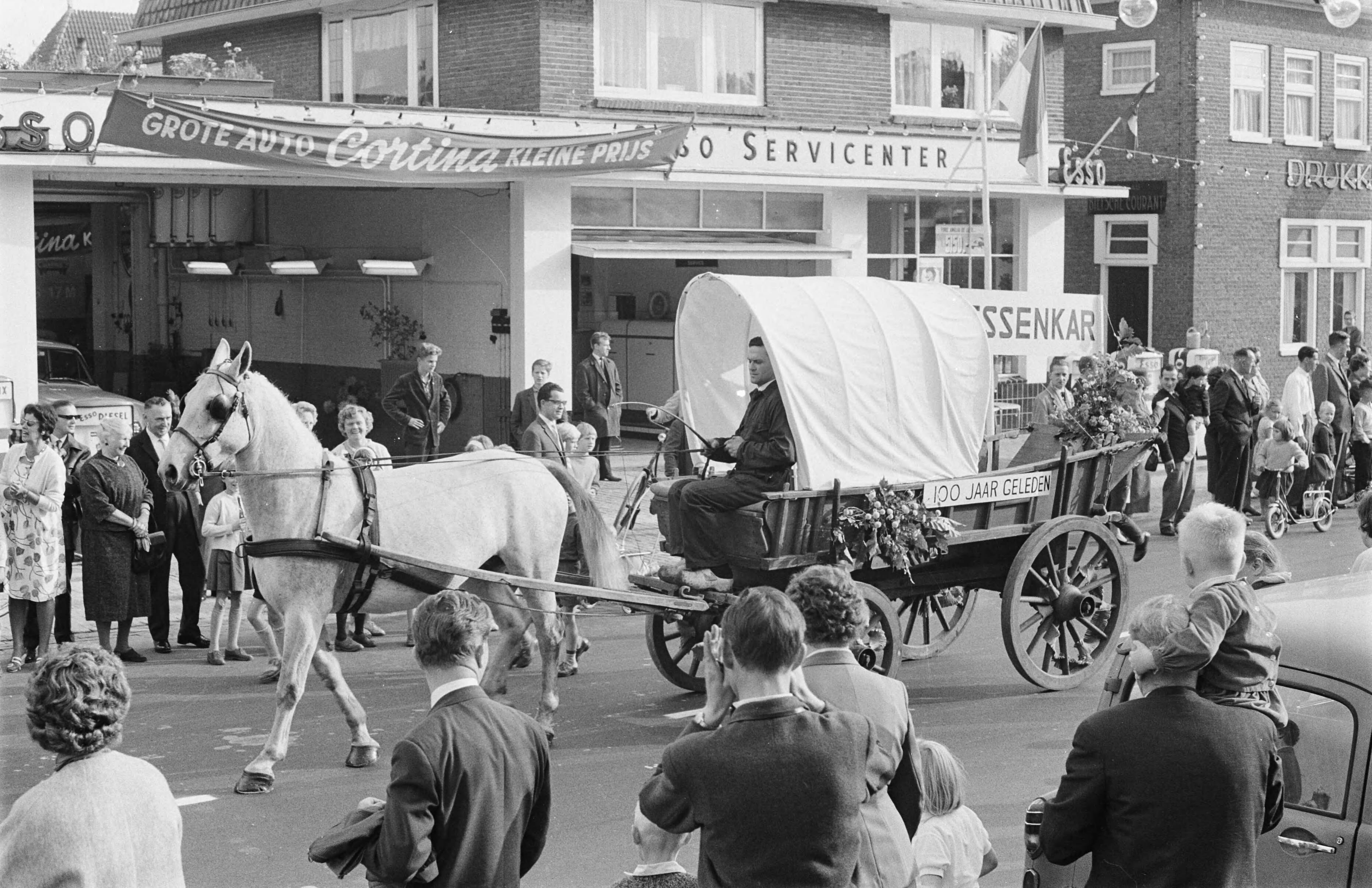 Fotocollectie Anefo — Hessenweg in De Bilt geopend door burgemeester K. Fabius. Na de opening reden er z.g. Hessenkarren over de weg — Foto: Gelderen, Hugo van / Anefo. Licentie: Set B: Rechtenvrij / Publiek Domein. Bron: Nationaal Archief. http://hdl.handle.net/10648/aa1a3e5e-d0b4-102d-bcf8-003048976d84