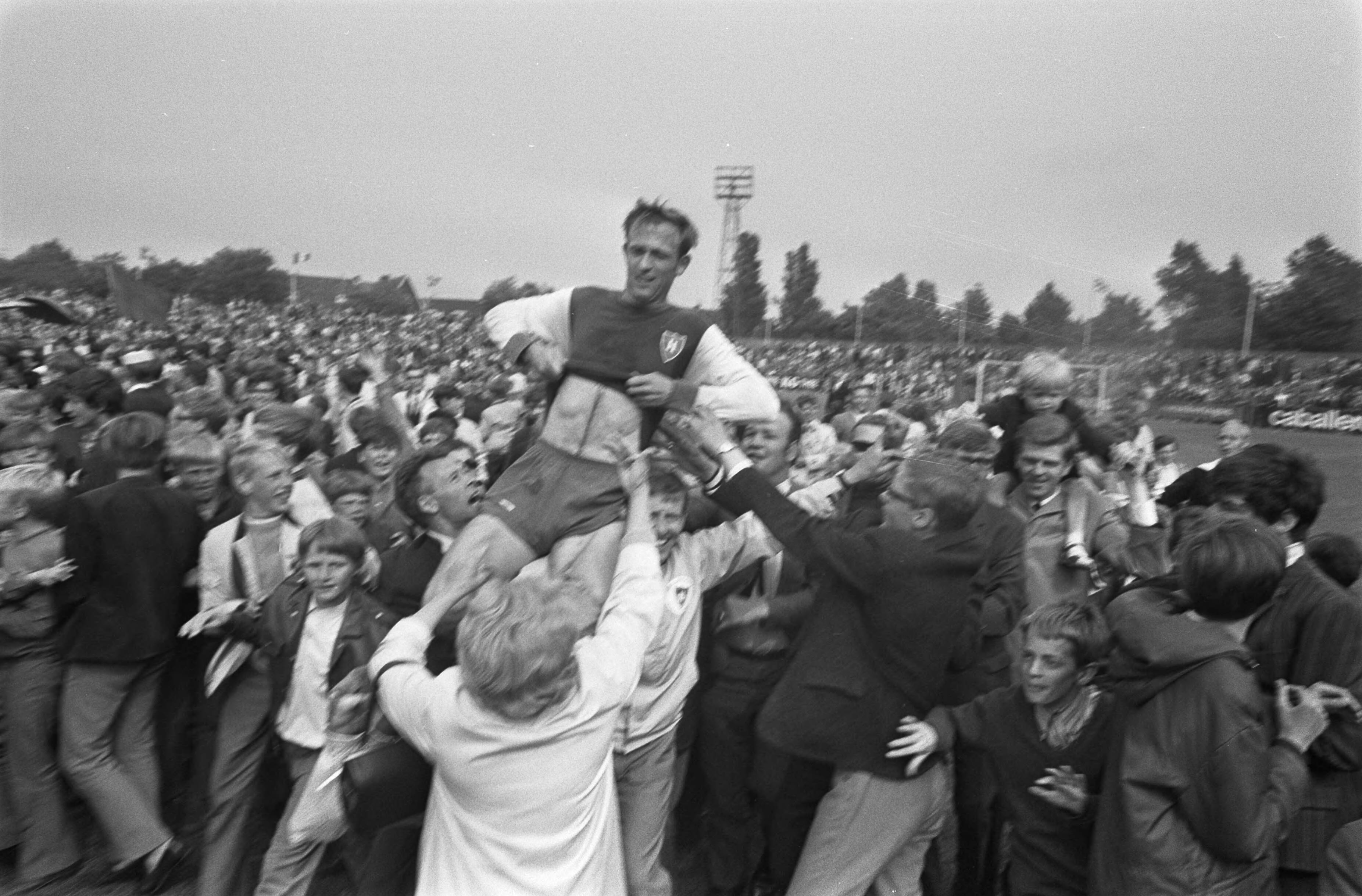 Fotocollectie Anefo — Haarlem tegen Helmond Sport 3-0, Haarlem naar de eredivisie — Foto: Evers, Joost / Anefo. Licentie: Set B: Rechtenvrij / Publiek Domein. Bron: Nationaal Archief. http://hdl.handle.net/10648/ab6c5ed6-d0b4-102d-bcf8-003048976d84