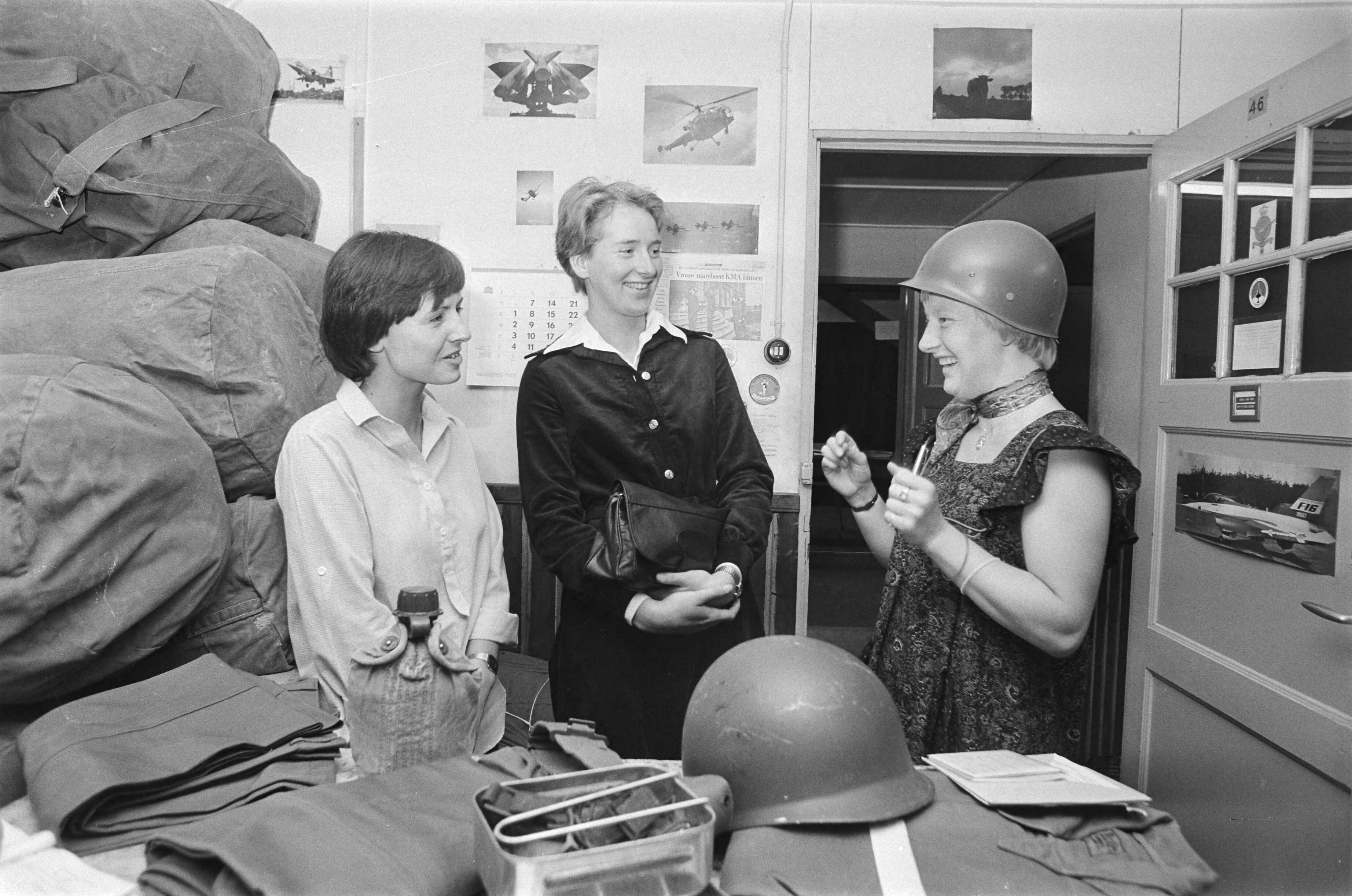 Fotocollectie Anefo — Vrouwelijke kadetten op Koninklijke Militaire Academy in Breda; Johanna Kools , Jacoba van Soeren en Christina Beumer bij de foerier — Foto: Suyk, Koen / Anefo. Licentie: Set B: Rechtenvrij / Publiek Domein. Bron: Nationaal Archief. http://hdl.handle.net/10648/acba7322-d0b4-102d-bcf8-003048976d84