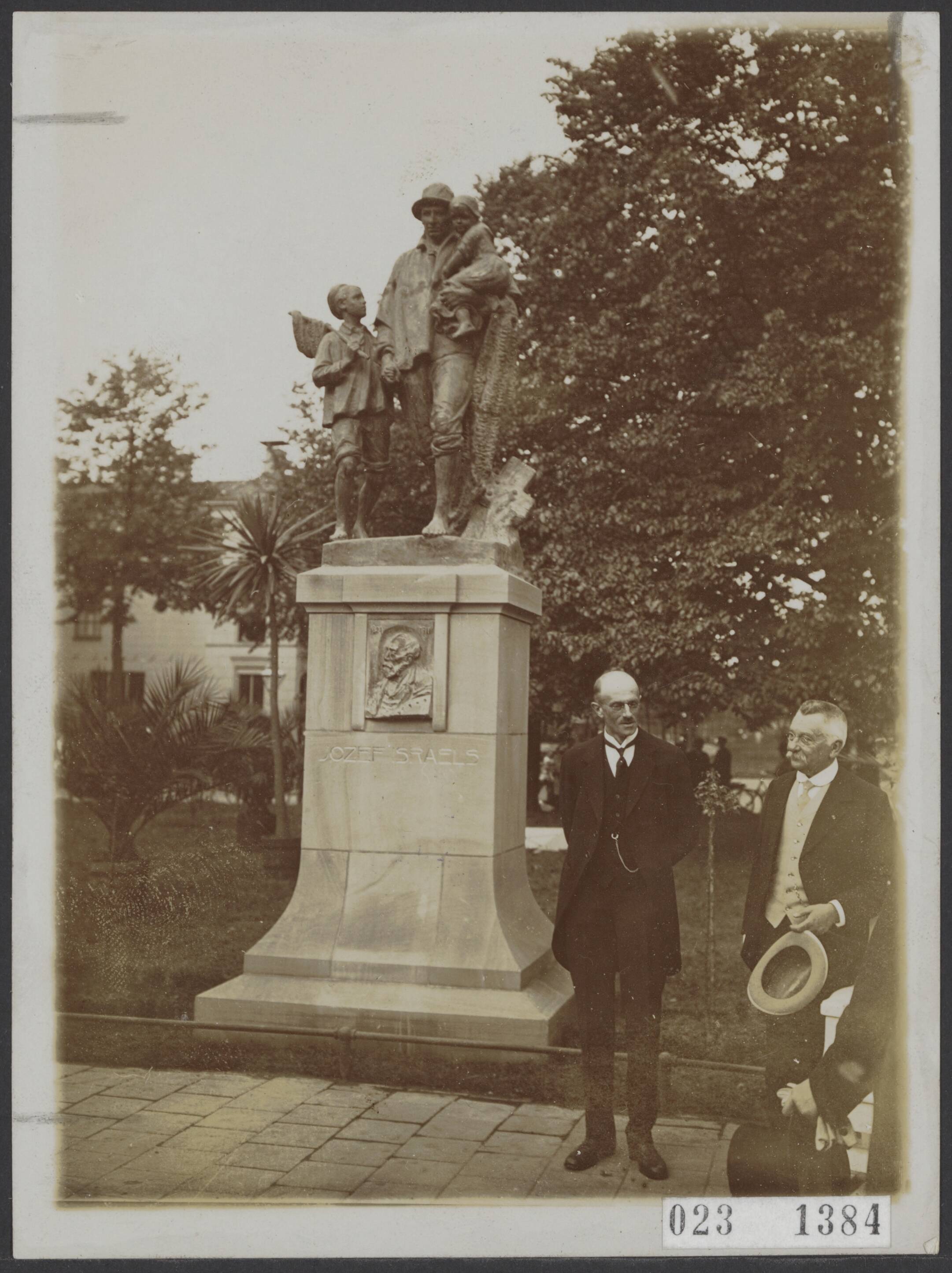 Fotocollectie Elsevier Binnenland — Onthulling van een monument voor Jozef Israel (in 1824 aan de Vismarkt in Groningen geboren), vervaardigd door B. Hesselink, op het Heereplein in Groningen. Het is een verbeelding van Israel's schilderij "Langs moeders graf" — Foto: Onbekend / Publiek Domein of Rechtenvrij. Licentie: Set B: Rechtenvrij / Publiek Domein. Bron: Nationaal Archief. http://hdl.handle.net/10648/add6b8c4-d0b4-102d-bcf8-003048976d84
