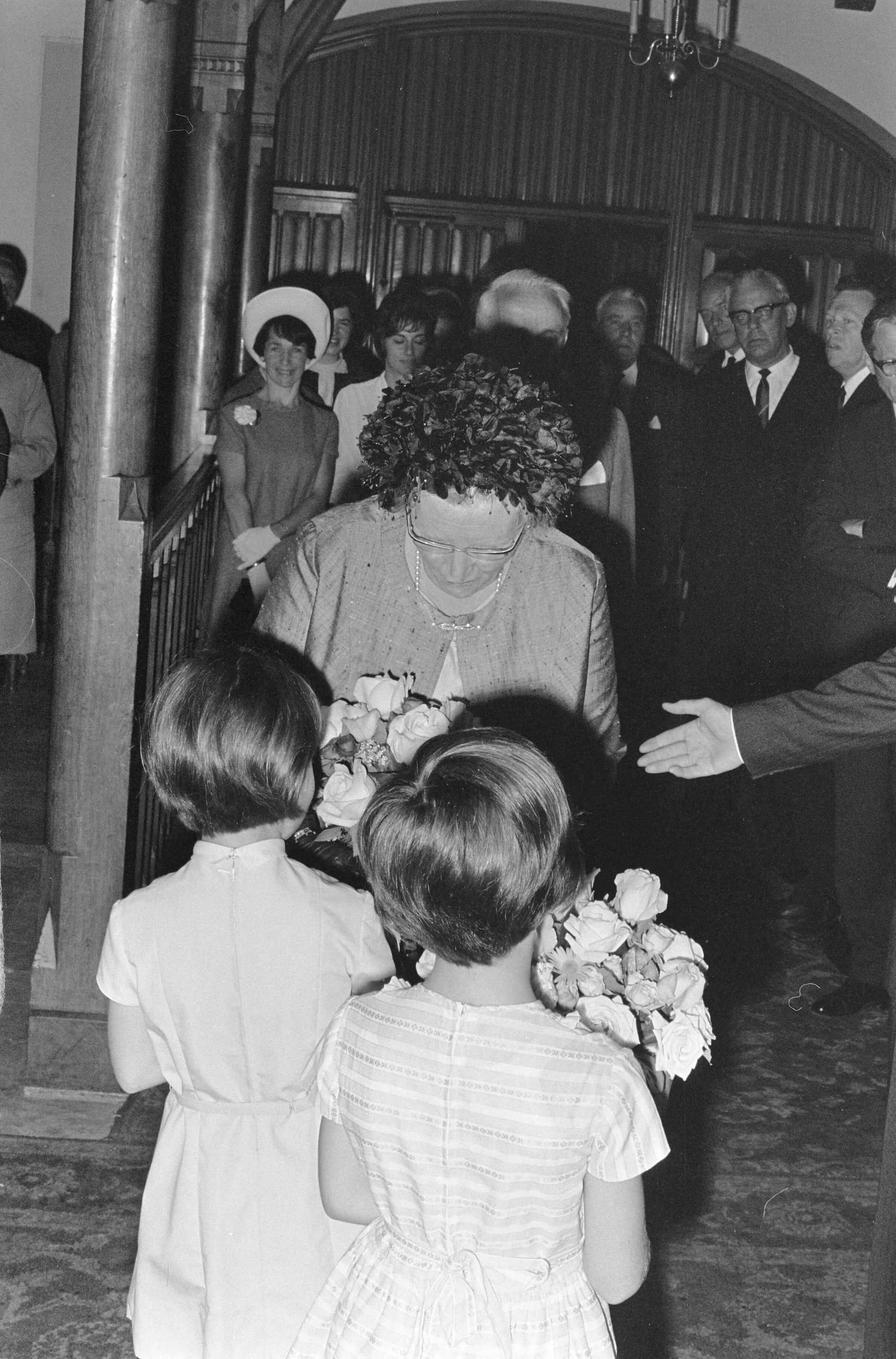 Fotocollectie Anefo — Erasmusprijs 1966, uitreiking in Ridderzaal te Den Haag — Foto: Nijs, Jac. de / Anefo. Licentie: Set B: Rechtenvrij / Publiek Domein. Bron: Nationaal Archief. http://hdl.handle.net/10648/aaf03fd6-d0b4-102d-bcf8-003048976d84