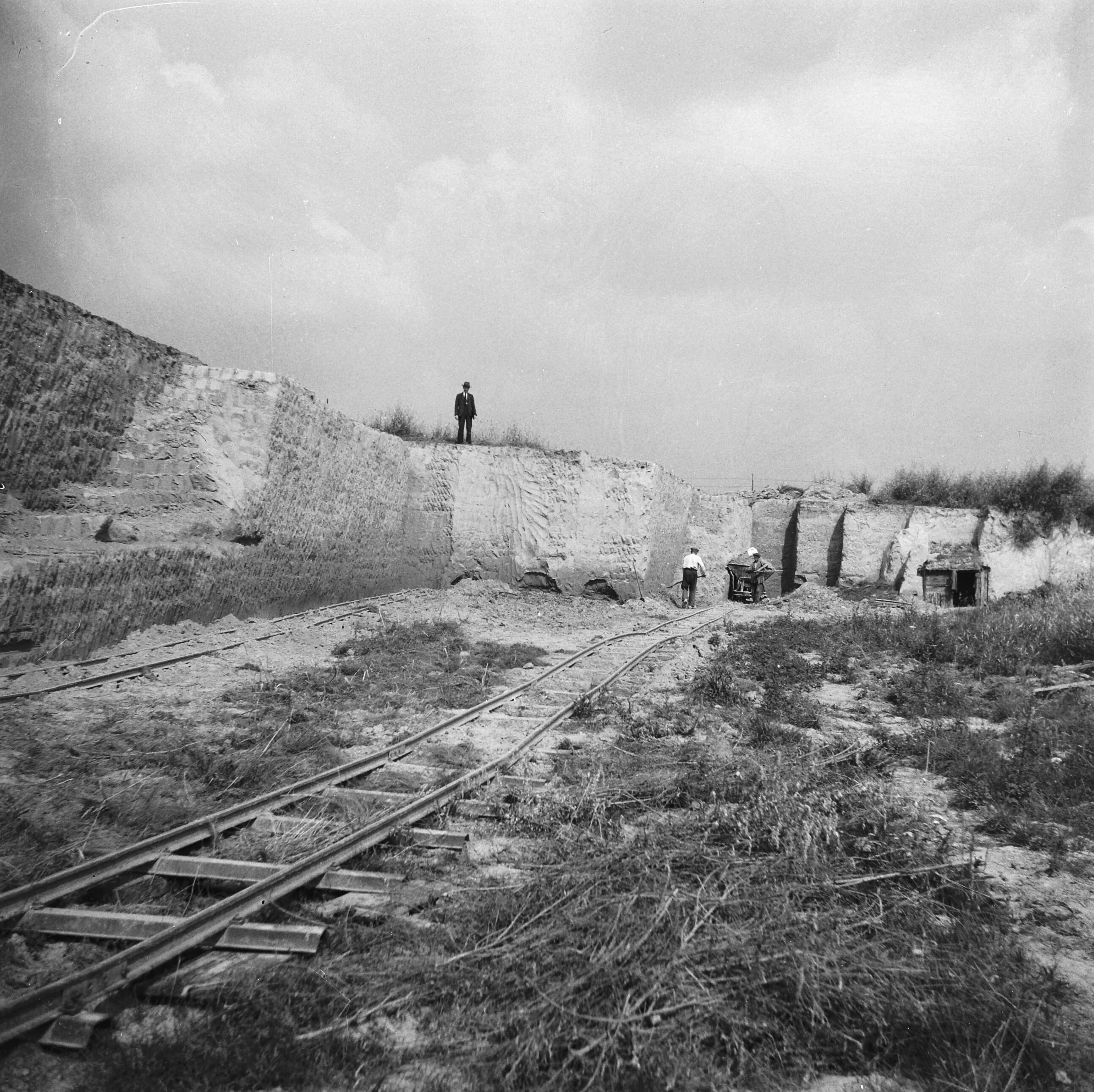 Fotocollectie Arbeidsinspectie — 6x6.5 Ongeval kleigroeve Belvedere, Maastricht — Foto: Onbekend / Publiek Domein of Rechtenvrij. Licentie: Set B: Rechtenvrij / Publiek Domein. Bron: Nationaal Archief. http://hdl.handle.net/10648/ad9f57a8-d0b4-102d-bcf8-003048976d84