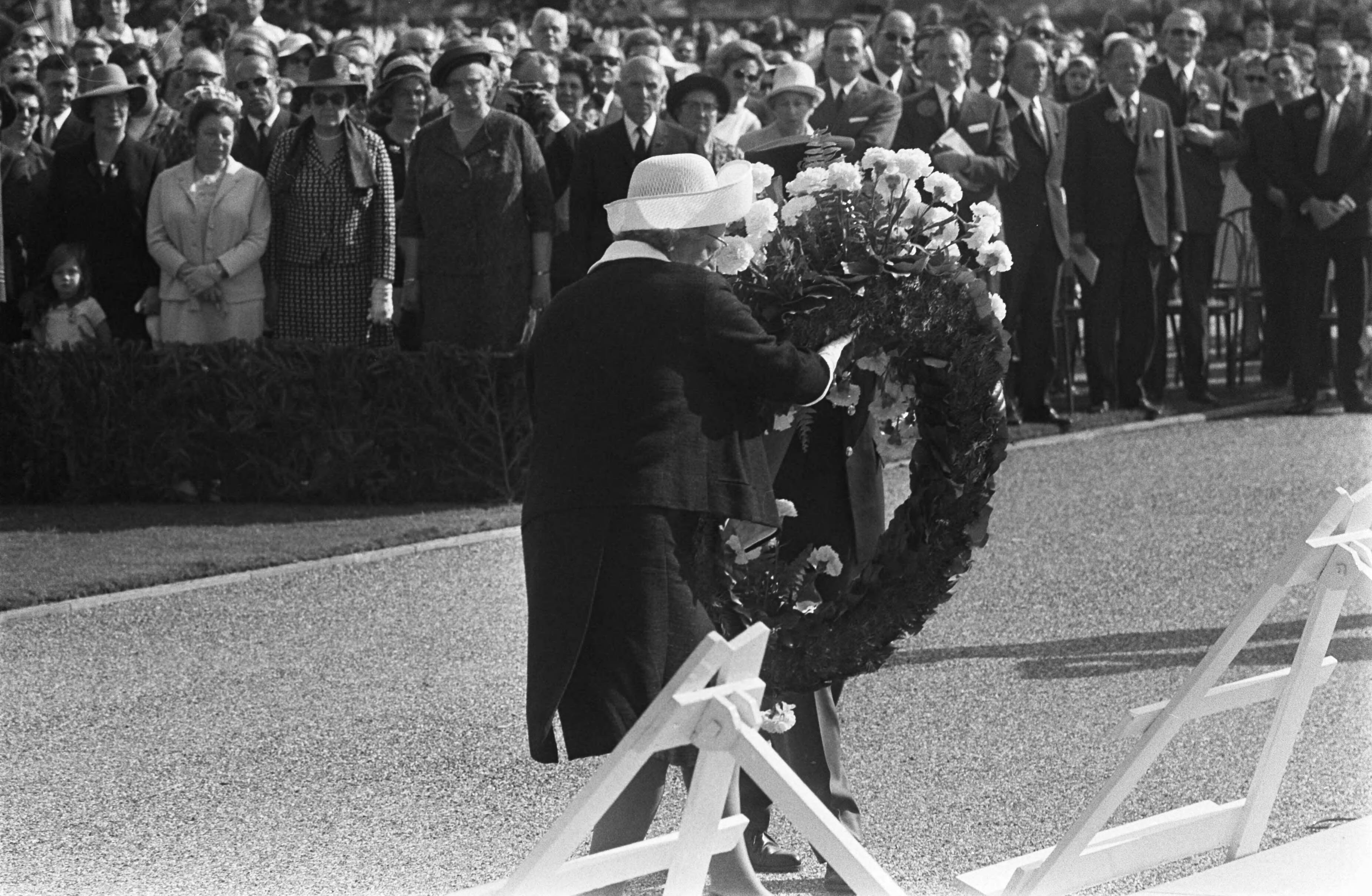 Fotocollectie Anefo — H. M. Kon. Juliana bezoekt Z. Limburg t.g.v. 25-j. herdenking van de bevrijding: bezoek Margraten — Foto: Mieremet, Rob / Anefo. Licentie: Set B: Rechtenvrij / Publiek Domein. Bron: Nationaal Archief. http://hdl.handle.net/10648/ab79803e-d0b4-102d-bcf8-003048976d84