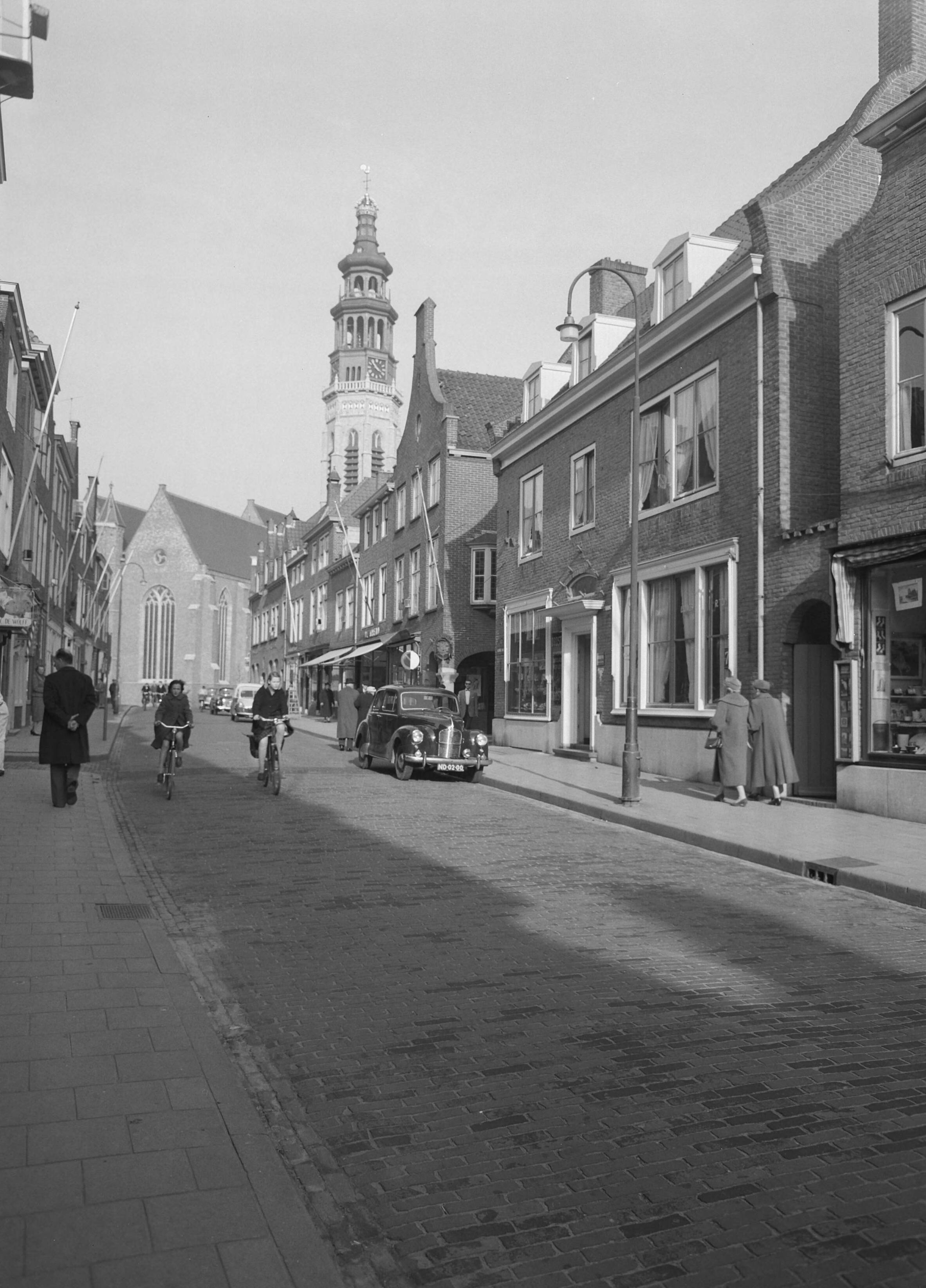 Fotocollectie Nederlandse Heidemaatschappij — [Straatbeeld in Middelburg] — Foto: Fotograaf Onbekend / Heidemij. Licentie: Set B: Rechtenvrij / Publiek Domein. Bron: Nationaal Archief. http://hdl.handle.net/10648/ae4dfdb2-d0b4-102d-bcf8-003048976d84
