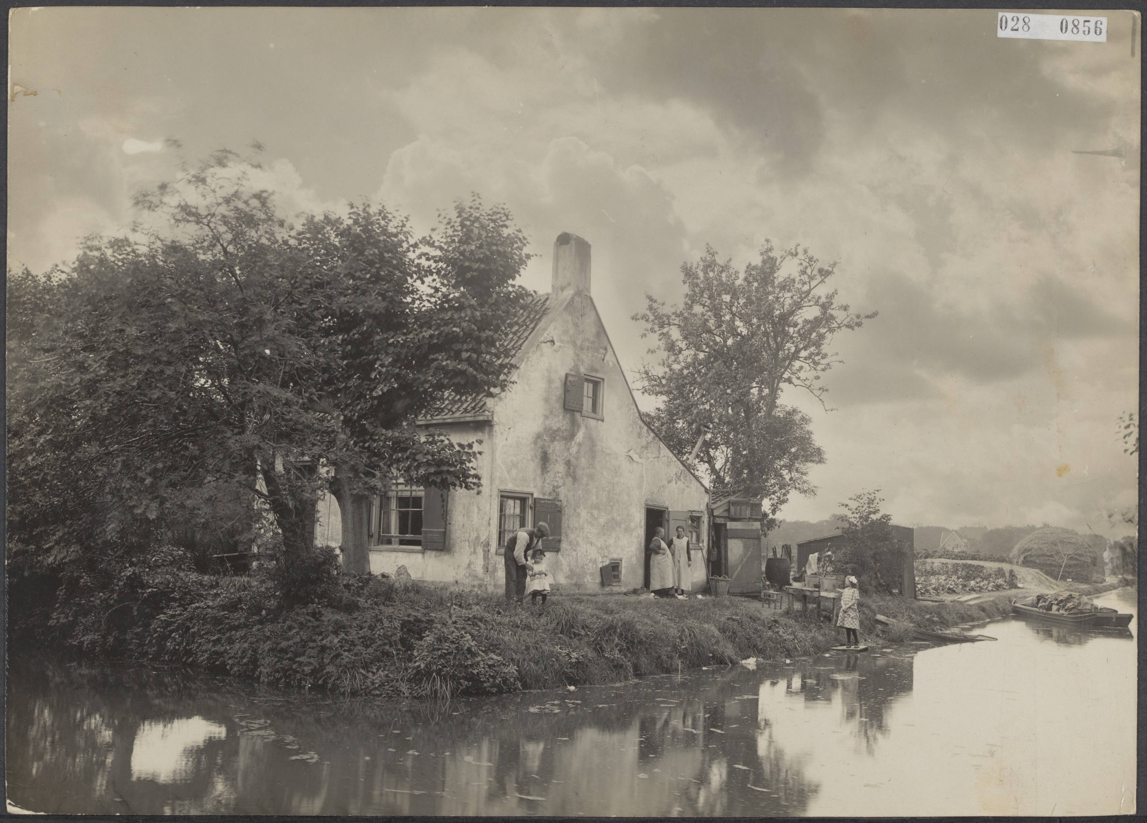 Fotocollectie Elsevier Binnenland — Boerderij bij het Zandvaartpad bij Heemstede — Foto: Favier, Adriaan. Licentie: Set B: Rechtenvrij / Publiek Domein. Bron: Nationaal Archief. http://hdl.handle.net/10648/addf1014-d0b4-102d-bcf8-003048976d84