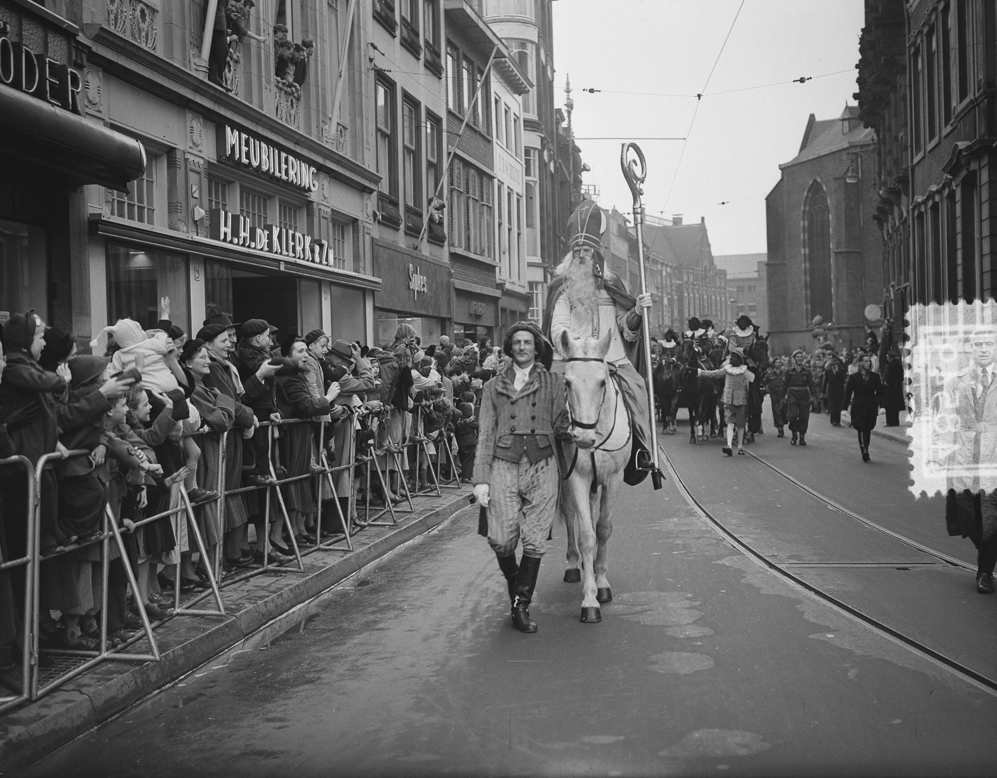 Intocht Sint-Nicolaas te Den Haag (1951) — Intocht Sint Nicolaas te Den Haag. Op de Groenmarkt — Foto: Bilsen, Joop van / Anefo. Licentie: Set B: Rechtenvrij / Publiek Domein. Bron: Nationaal Archief. http://hdl.handle.net/10648/a8f225d2-d0b4-102d-bcf8-003048976d84