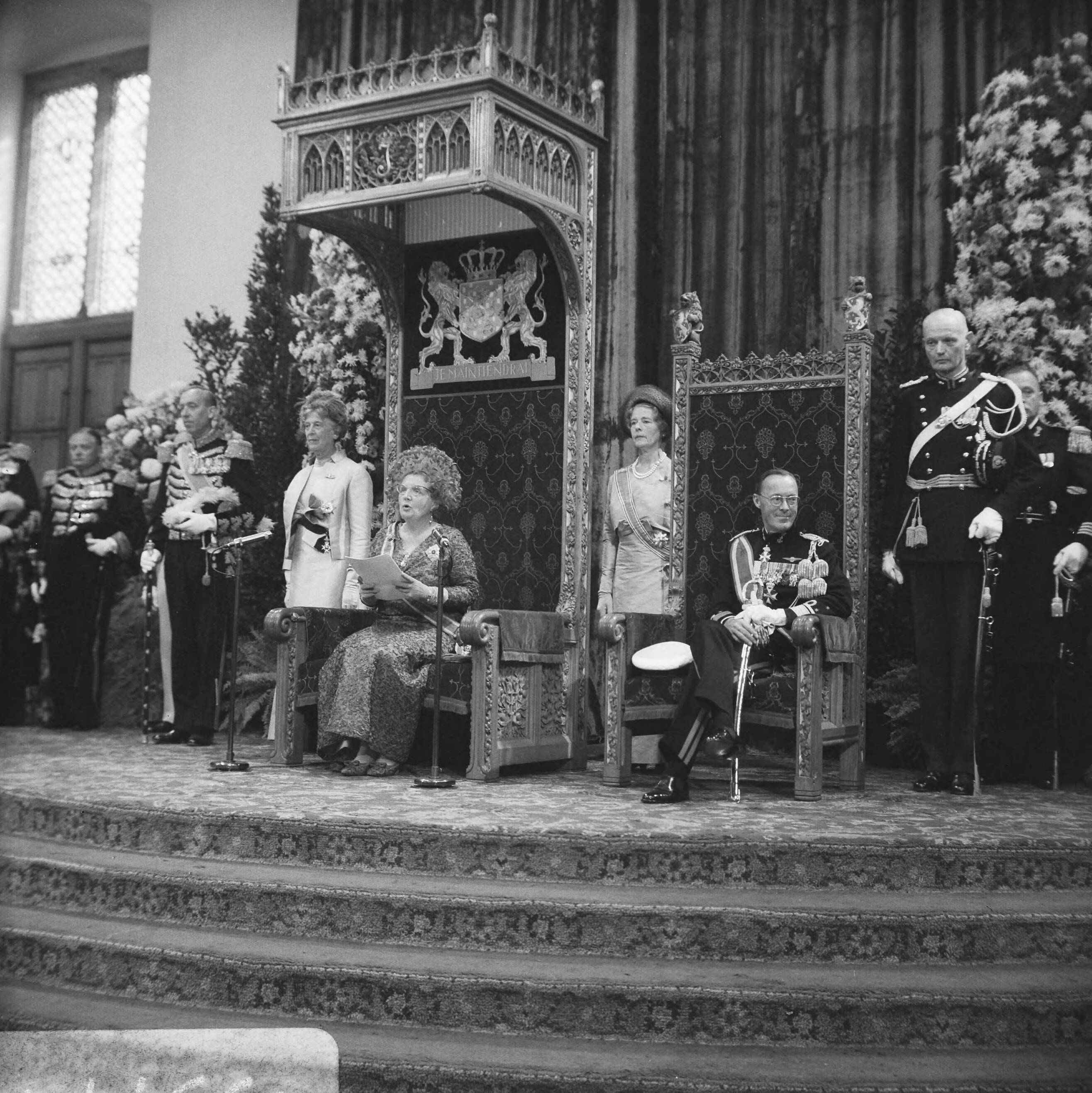 Prinsjesdag 1966 in Den Haag — Koningin Juliana en prins Bernhard tijdens het uitspreken van de troonrede in de Ridderzaal — Foto: Kroon, Ron / Anefo. Licentie: Set B: Rechtenvrij / Publiek Domein. Bron: Nationaal Archief. http://hdl.handle.net/10648/aafd2dd6-d0b4-102d-bcf8-003048976d84