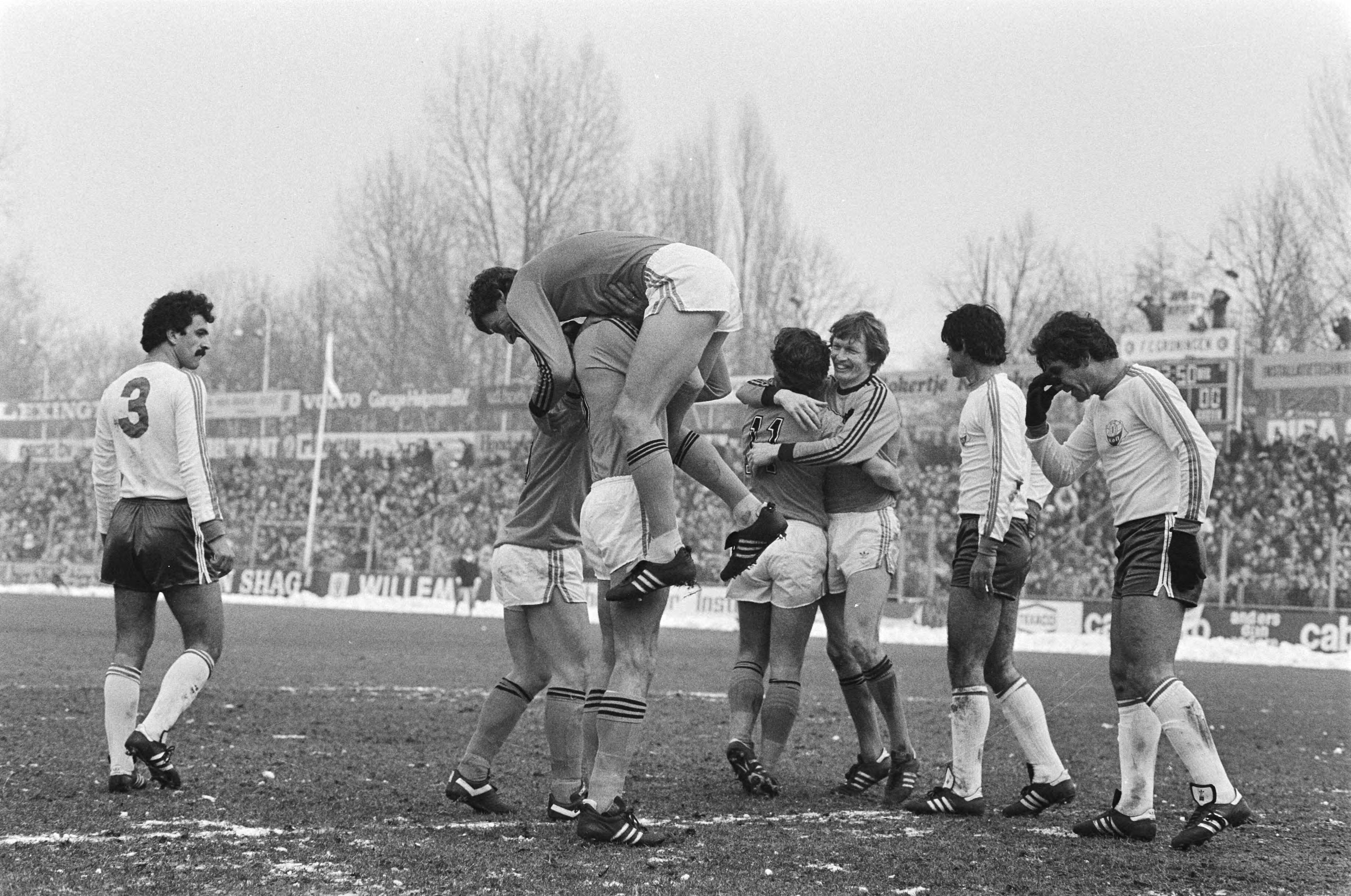 Fotocollectie Anefo — Interland Nederland tegen Cyprus 3-0 in Groningen, vreugde bij Nederlands efltal na scoren eerste doelpunt van Dick Nanninga — Foto: Antonisse, Marcel / Anefo. Licentie: Set B: Rechtenvrij / Publiek Domein. Bron: Nationaal Archief. http://hdl.handle.net/10648/acf58020-d0b4-102d-bcf8-003048976d84