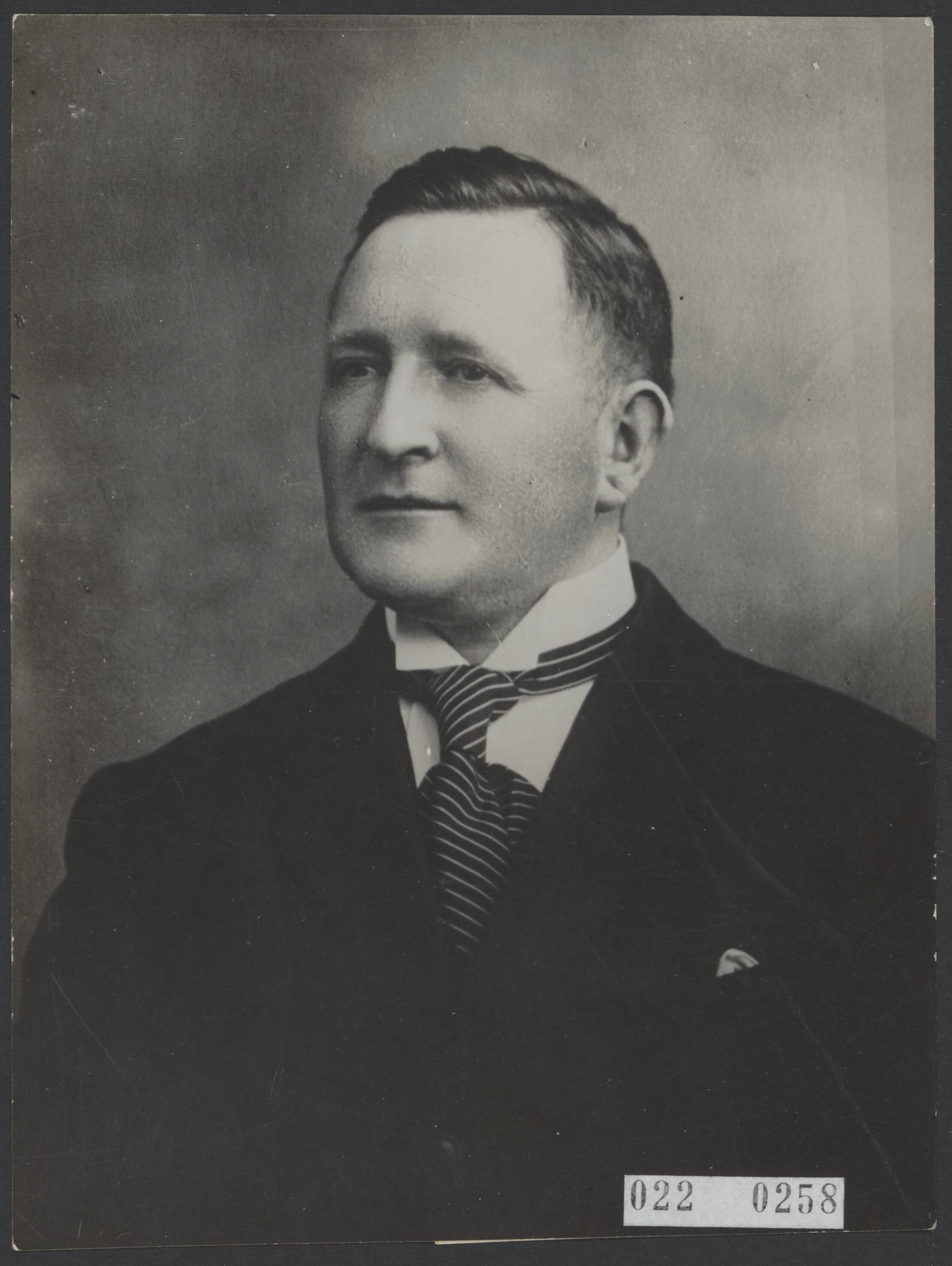 Fotocollectie Elsevier Binnenland — H.J. Eikema, ex-burgemeester van Oldehove is benoemd tot burgemeester van Sappemeer — Foto: De Fotocentrale. Licentie: Set B: Rechtenvrij / Publiek Domein. Bron: Nationaal Archief. http://hdl.handle.net/10648/add18fe8-d0b4-102d-bcf8-003048976d84