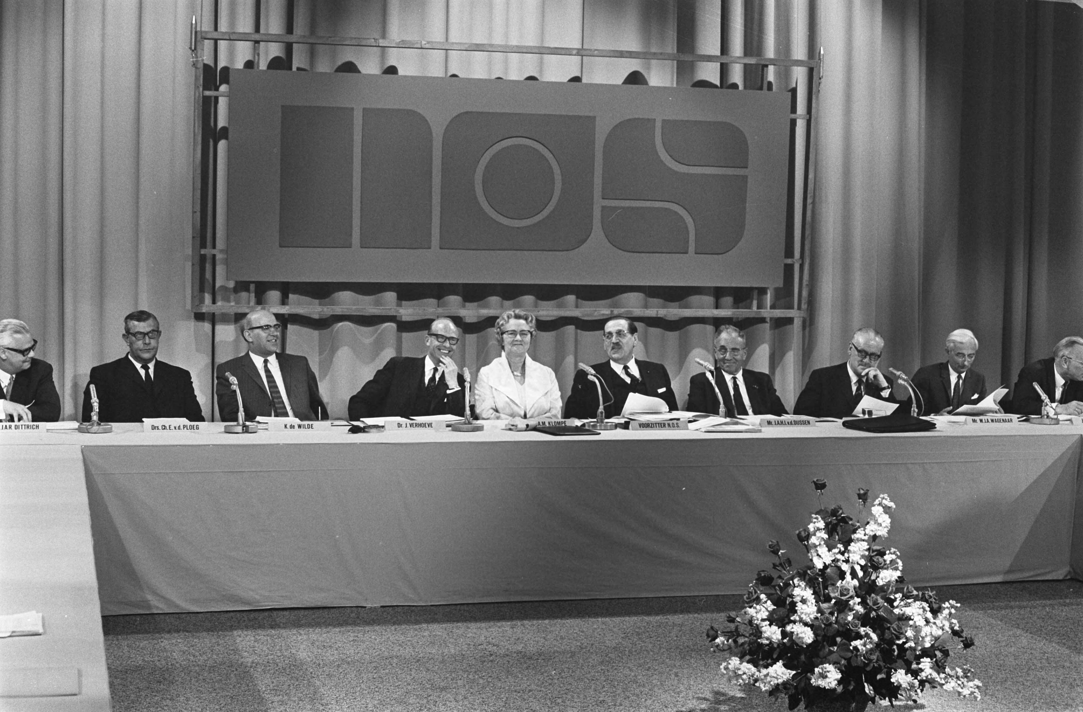 Fotocollectie Anefo — Minister Klompe installeert bestuur van Nederlandse Omroep Stichting, Hilversum tijdens receptie links Karel Prior (TROS) en rechts mr. Roosjes met echtgenote / — Foto: Verhoeff, Bert / Anefo. Licentie: Set B: Rechtenvrij / Publiek Domein. Bron: Nationaal Archief. http://hdl.handle.net/10648/ab6bfb30-d0b4-102d-bcf8-003048976d84