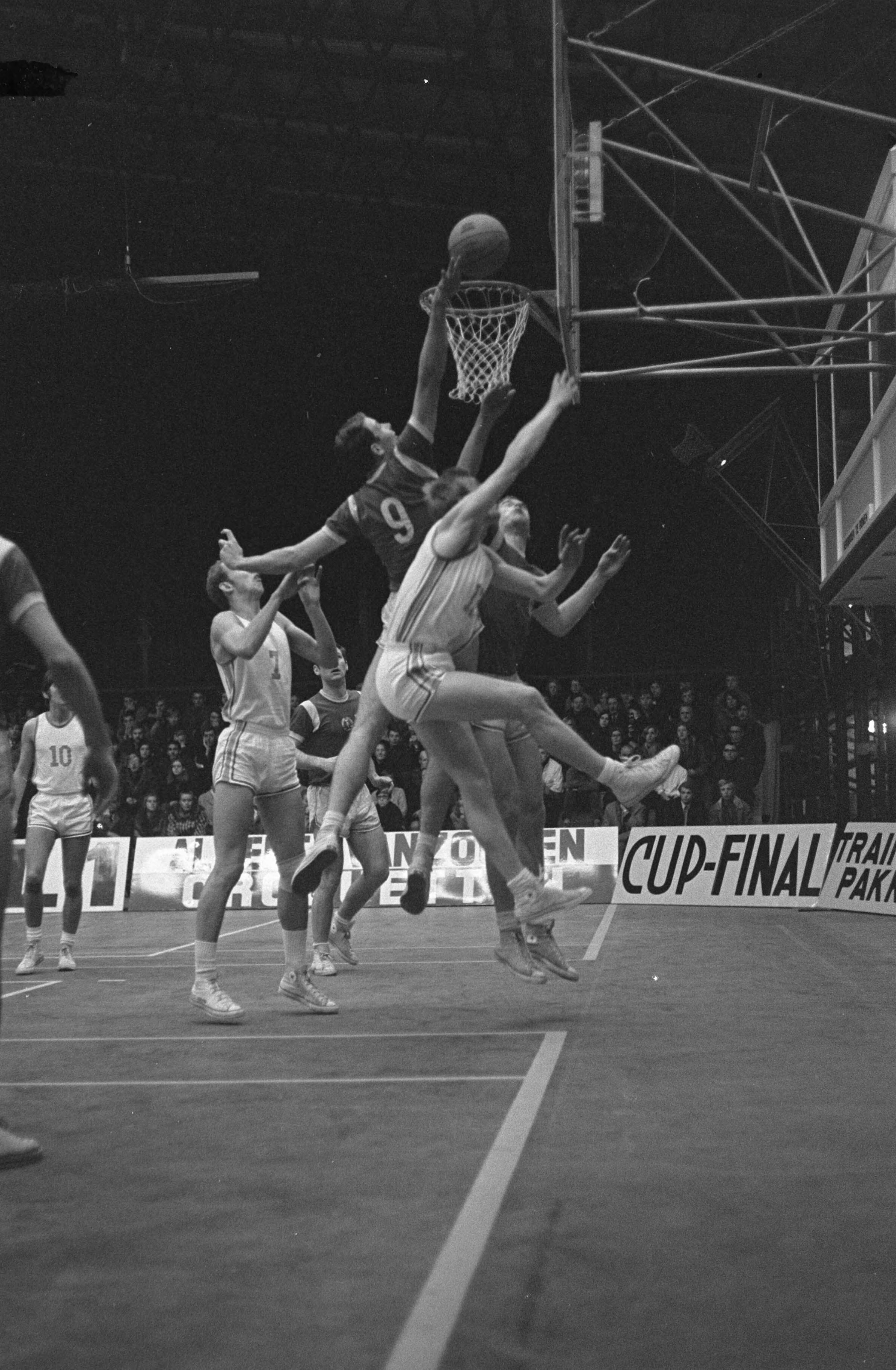Fotocollectie Anefo — Europa Cup Basketbal. Haarlem Flamingo's -Vorwärts Leipzig (70-75). Renzenbrink ( no. 7 ) heeft geprobeerd te scoren — Foto: Koch, Eric / Anefo. Licentie: Set B: Rechtenvrij / Publiek Domein. Bron: Nationaal Archief. http://hdl.handle.net/10648/ab54c78a-d0b4-102d-bcf8-003048976d84