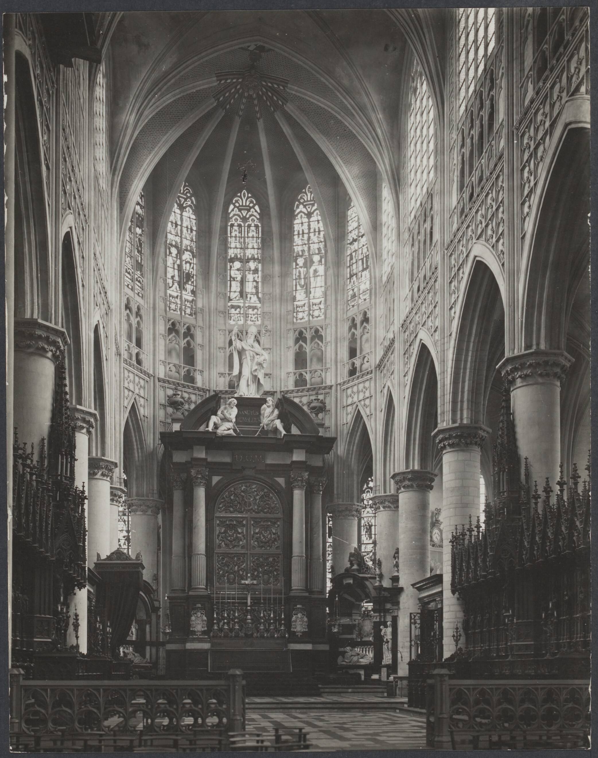 Mechelen — Mechelen. St. Romboutskathedraal: interieur naar het koor gezien met hoogaltaar — Foto: Onbekend / Publiek Domein of Rechtenvrij. Licentie: Set B: Rechtenvrij / Publiek Domein. Bron: Nationaal Archief. http://hdl.handle.net/10648/a426e95c-dd22-0e82-db7f-bb8468d293c4