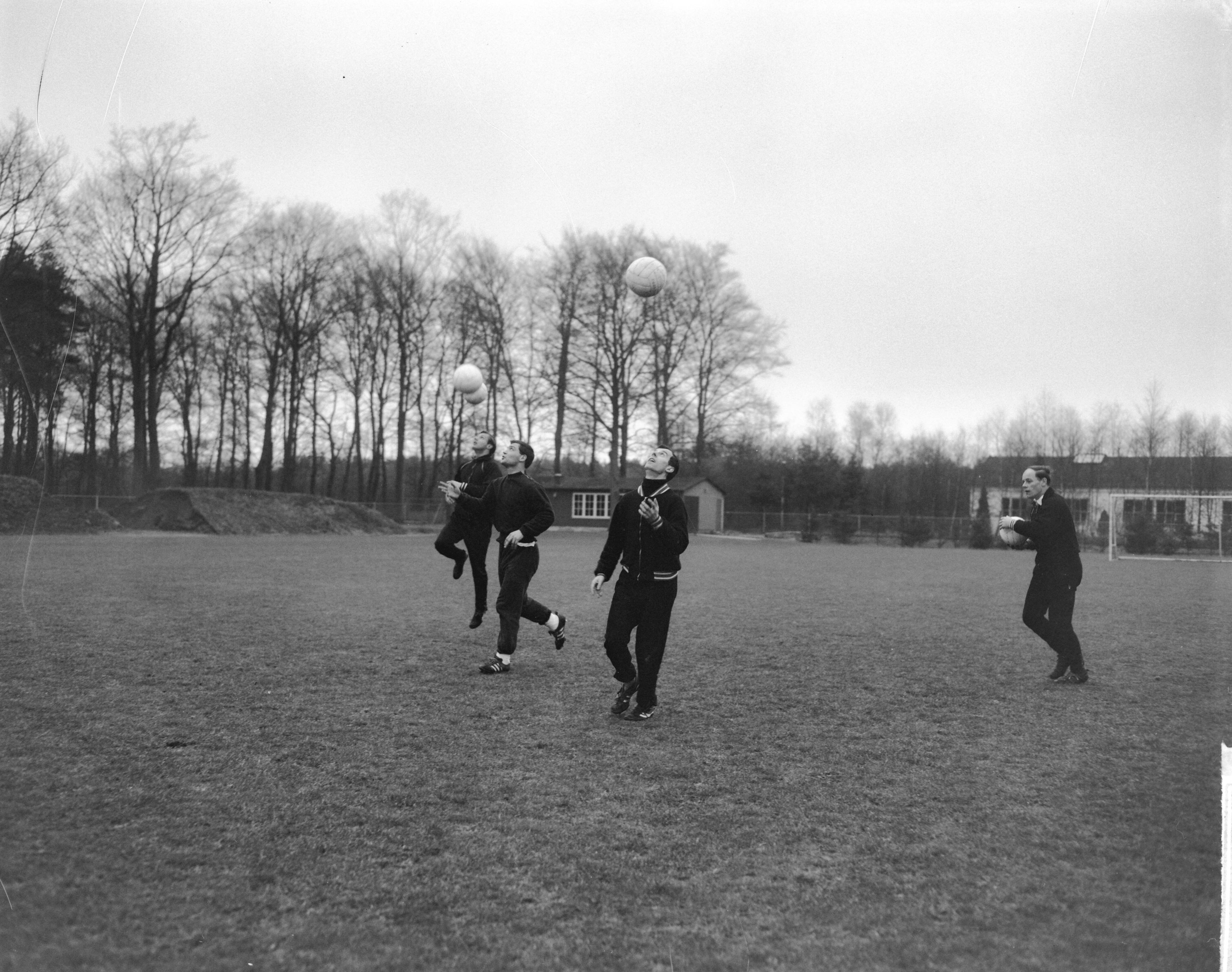 Fotocollectie Anefo — Training Nederlands elftal te Zeist, koppende spelers, vlnr. Fransen, Laseroms, Moulijn en Bergholtz (met bal in handen) — Foto: Bilsen, Joop van / Anefo. Licentie: Set B: Rechtenvrij / Publiek Domein. Bron: Nationaal Archief. http://hdl.handle.net/10648/aa9b03ae-d0b4-102d-bcf8-003048976d84
