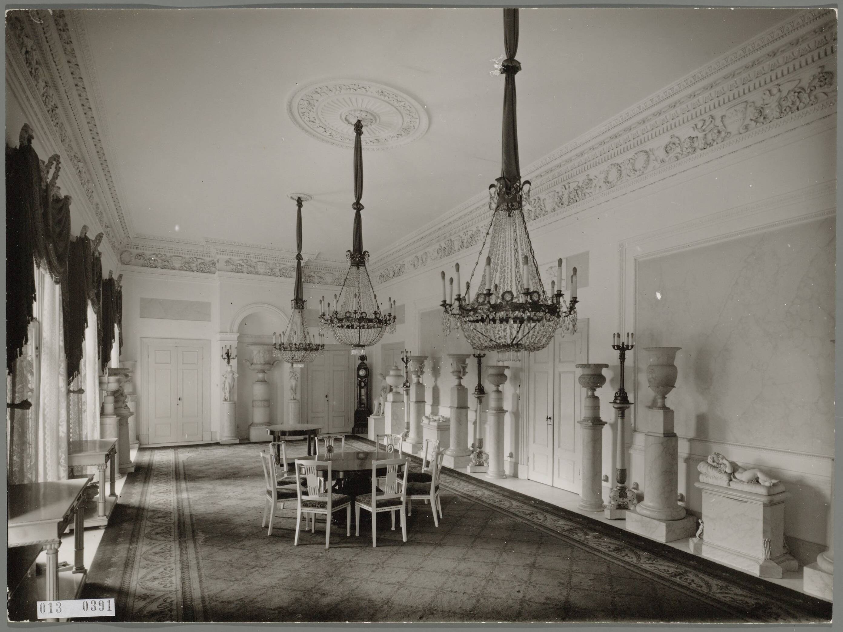 Paleis Soestdijk — Witte eetzaal hoofdgebouw — Foto: Onbekend / RVD. Licentie: Set B: Rechtenvrij / Publiek Domein. Bron: Nationaal Archief. http://hdl.handle.net/10648/afa8525c-d0b4-102d-bcf8-003048976d84