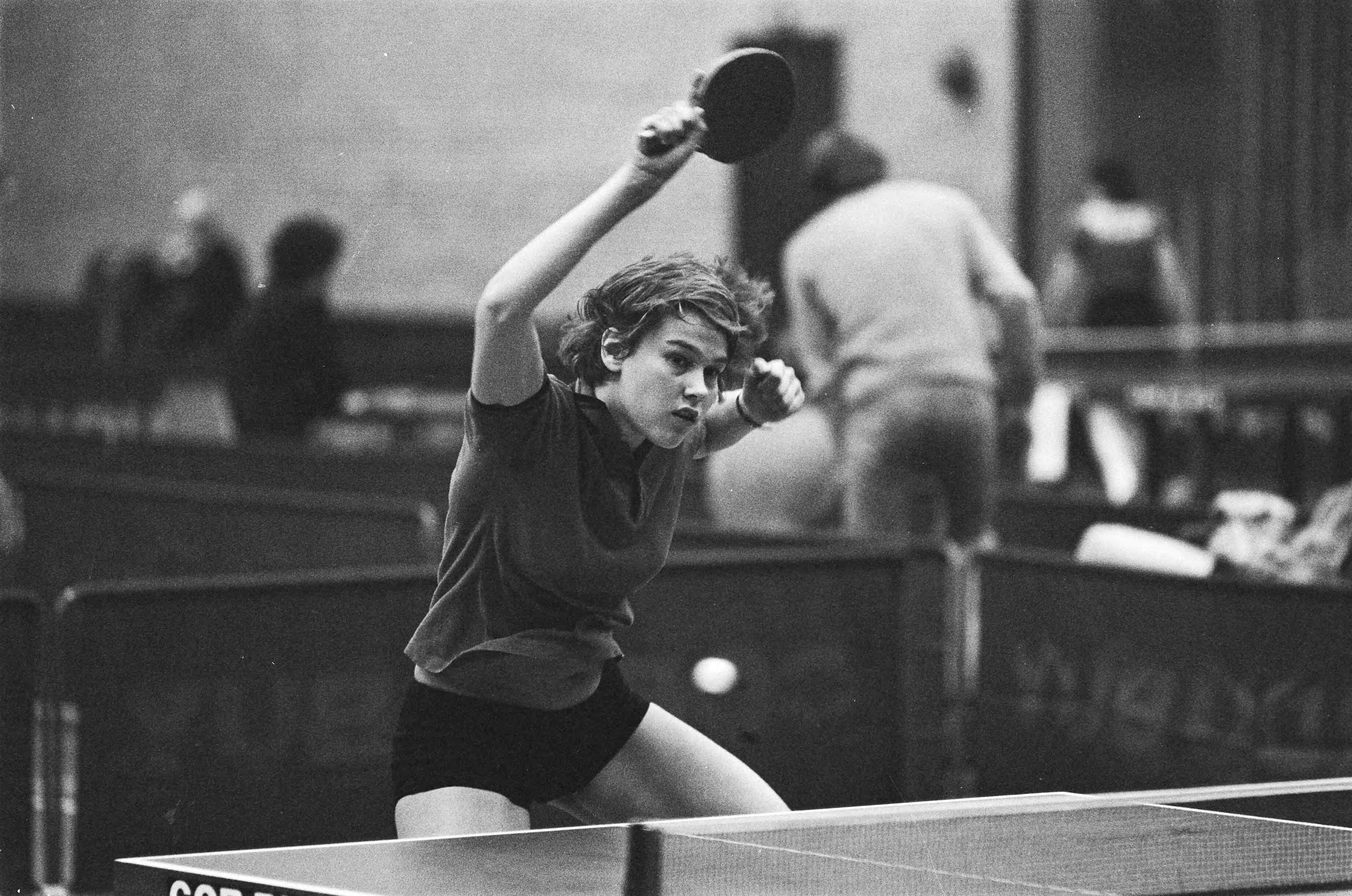 Fotocollectie Anefo — Tafeltennis om NTTB-cup in Huizen; Bettine Vriesekoop in actie — Foto: Verhoeff, Bert / Anefo. Licentie: Set B: Rechtenvrij / Publiek Domein. Bron: Nationaal Archief. http://hdl.handle.net/10648/acaab68a-d0b4-102d-bcf8-003048976d84