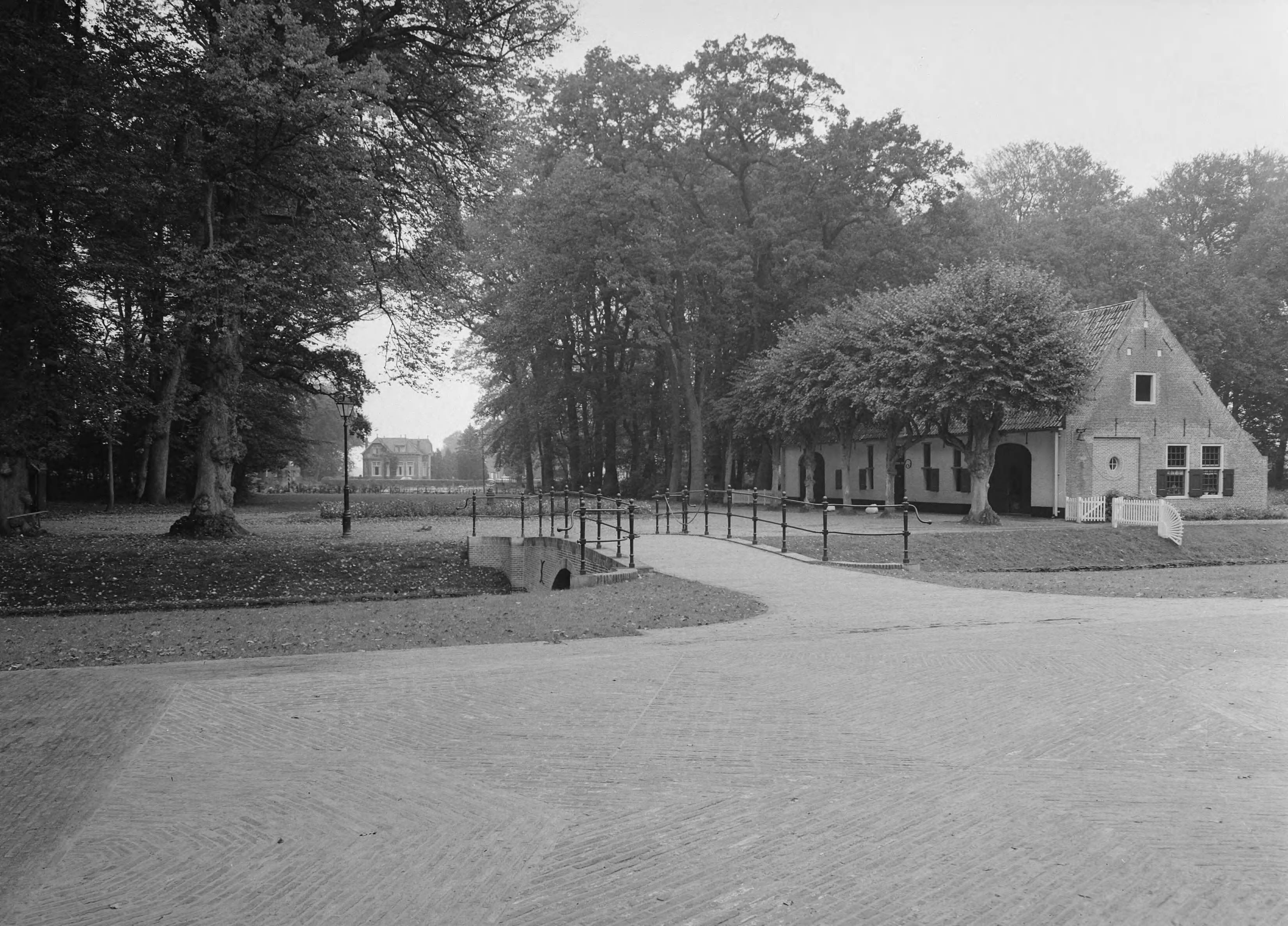 Fotocollectie Nederlandse Heidemaatschappij — Voorplein met plantsoen gemeentehuis Zuidlaren (Dr.) — Foto: Wüllschleger, [...] / Heidemij. Licentie: Set B: Rechtenvrij / Publiek Domein. Bron: Nationaal Archief. http://hdl.handle.net/10648/ae7eddf6-d0b4-102d-bcf8-003048976d84