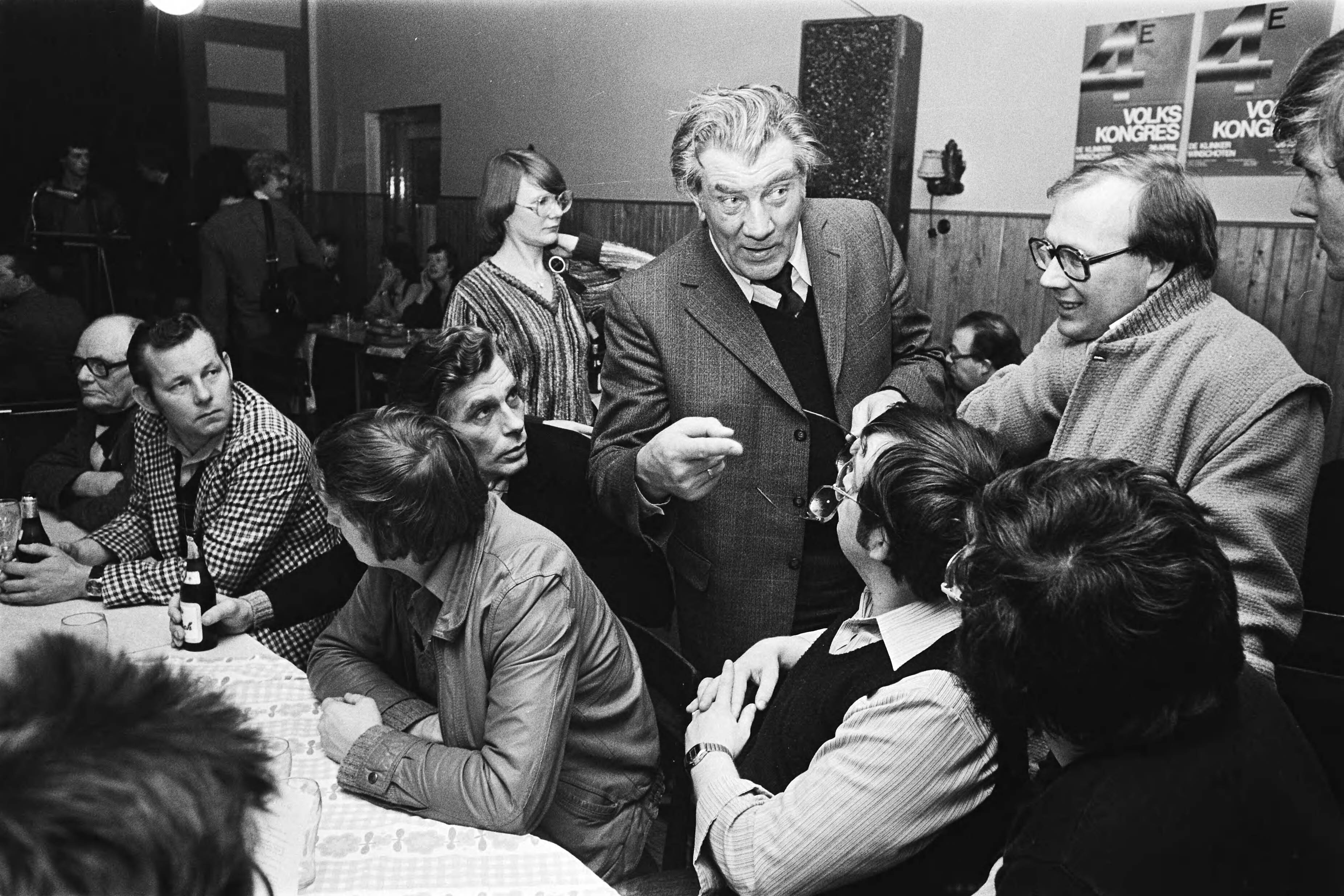 Fotocollectie Anefo — Bijeenkomst actiecommites voor werkgelegenheid in Oude Pekela in Groningen o.l.v. Fre Meis; Fre Meis met enkele bezoekers — Foto: Bogaerts, Rob / Anefo. Licentie: Set B: Rechtenvrij / Publiek Domein. Bron: Nationaal Archief. http://hdl.handle.net/10648/acd9cf6a-d0b4-102d-bcf8-003048976d84