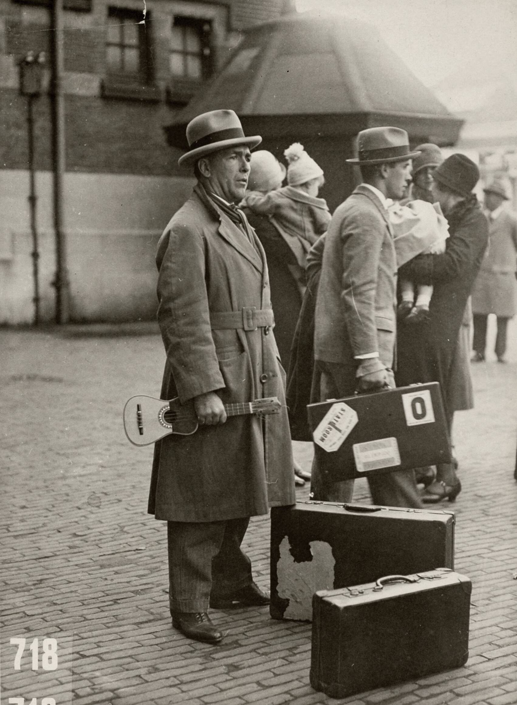 Sport — Sport. Olympische Spelen 1928 Amsterdam, Nederland. Muzikanten op het Olympisch feest buiten het stadion. — Foto: Fotograaf Onbekend / Algemeen Fotobureau Amsterdam / Rechtenvrij (05589). Licentie: Set B: Rechtenvrij / Publiek Domein. Bron: Nationaal Archief. http://hdl.handle.net/10648/35429da6-d6cb-a382-e063-6df0900a6686
