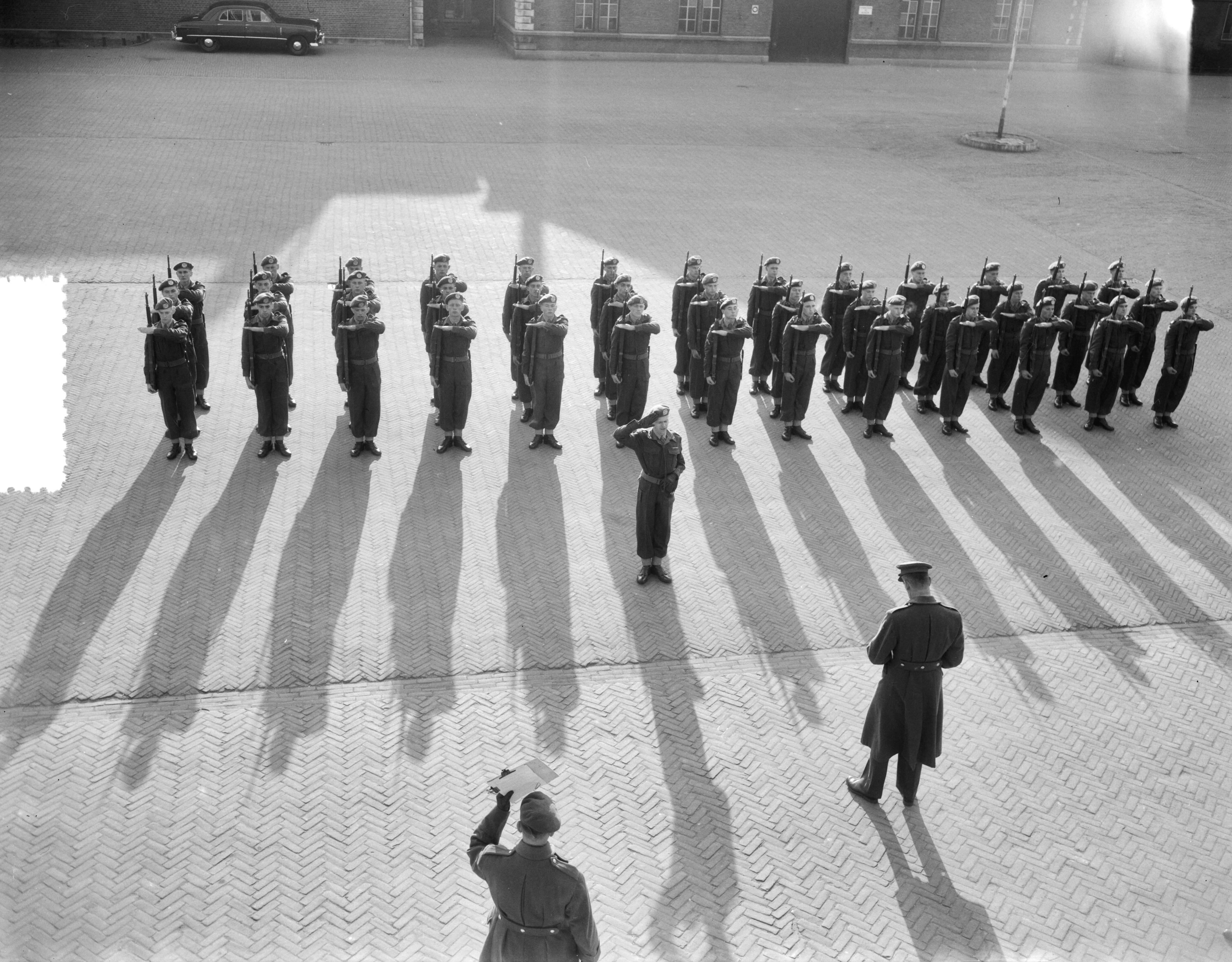 Fotocollectie Anefo — Exercitiewedstrijden van de Koninklijke Landmacht te Den Haag — Foto: Duinen, G.W. van / Anefo. Licentie: Set B: Rechtenvrij / Publiek Domein. Bron: Nationaal Archief. http://hdl.handle.net/10648/a91bd008-d0b4-102d-bcf8-003048976d84