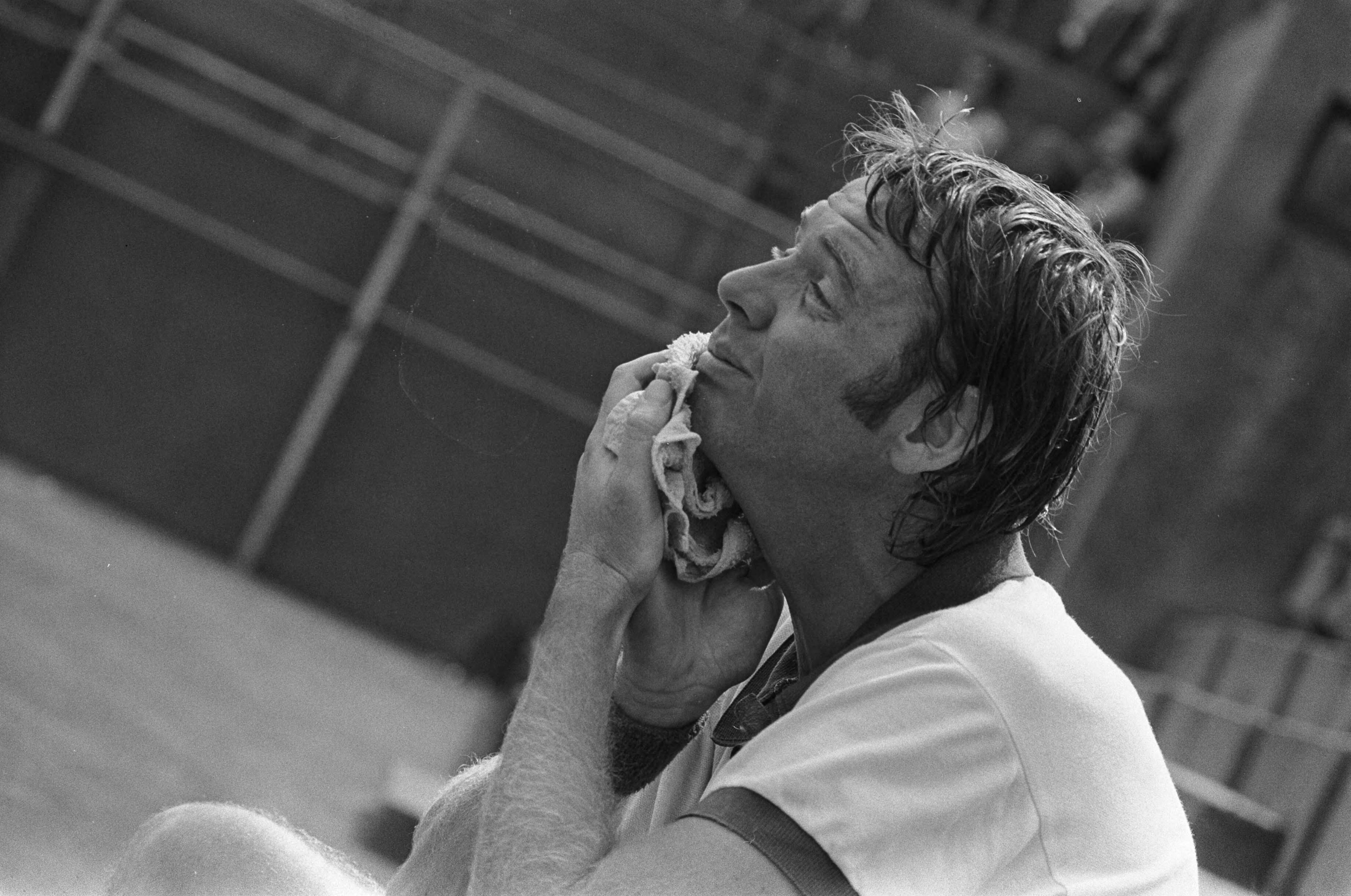 Nationale tenniskampioenschappen op de METS-tennisbanen 1975 — Fleury tijdens een pauze — Foto: Mieremet, Rob / Anefo. Licentie: Set B: Rechtenvrij / Publiek Domein. Bron: Nationaal Archief. http://hdl.handle.net/10648/ac6fad7e-d0b4-102d-bcf8-003048976d84