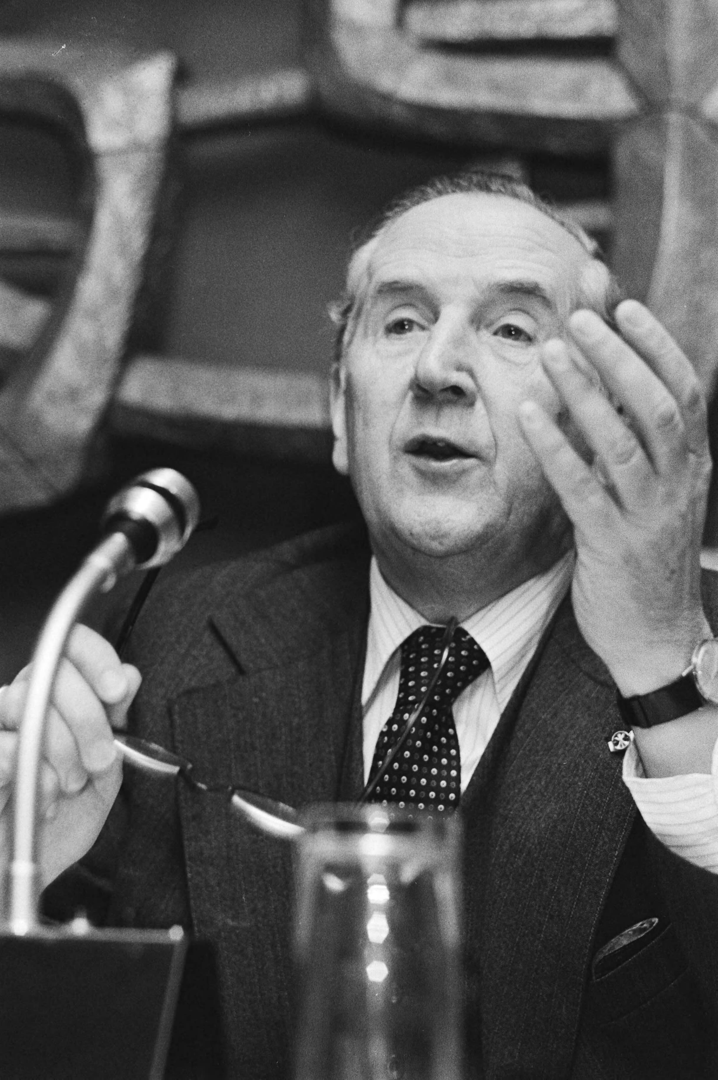Fotocollectie Anefo — Persconferentie VNO in Den Haag over visie ondernemers over 1981. VNO-voorzitter Van Veen aan het woord — Foto: Croes, Rob C. / Anefo. Licentie: Set B: Rechtenvrij / Publiek Domein. Bron: Nationaal Archief. http://hdl.handle.net/10648/acf25a30-d0b4-102d-bcf8-003048976d84