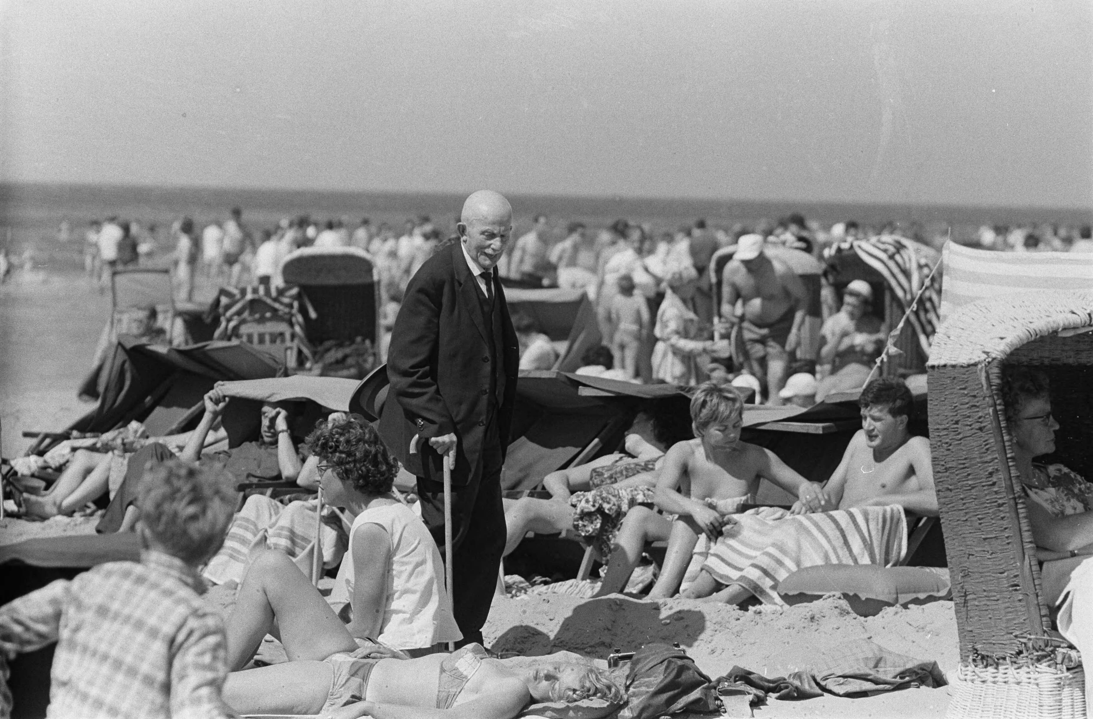 Fotocollectie Anefo — Drukte Pinksterdagen, jong en oud genoten volop van het strandleven — Foto: Pot, Harry / Anefo. Licentie: Set B: Rechtenvrij / Publiek Domein. Bron: Nationaal Archief. http://hdl.handle.net/10648/aa38fed4-d0b4-102d-bcf8-003048976d84