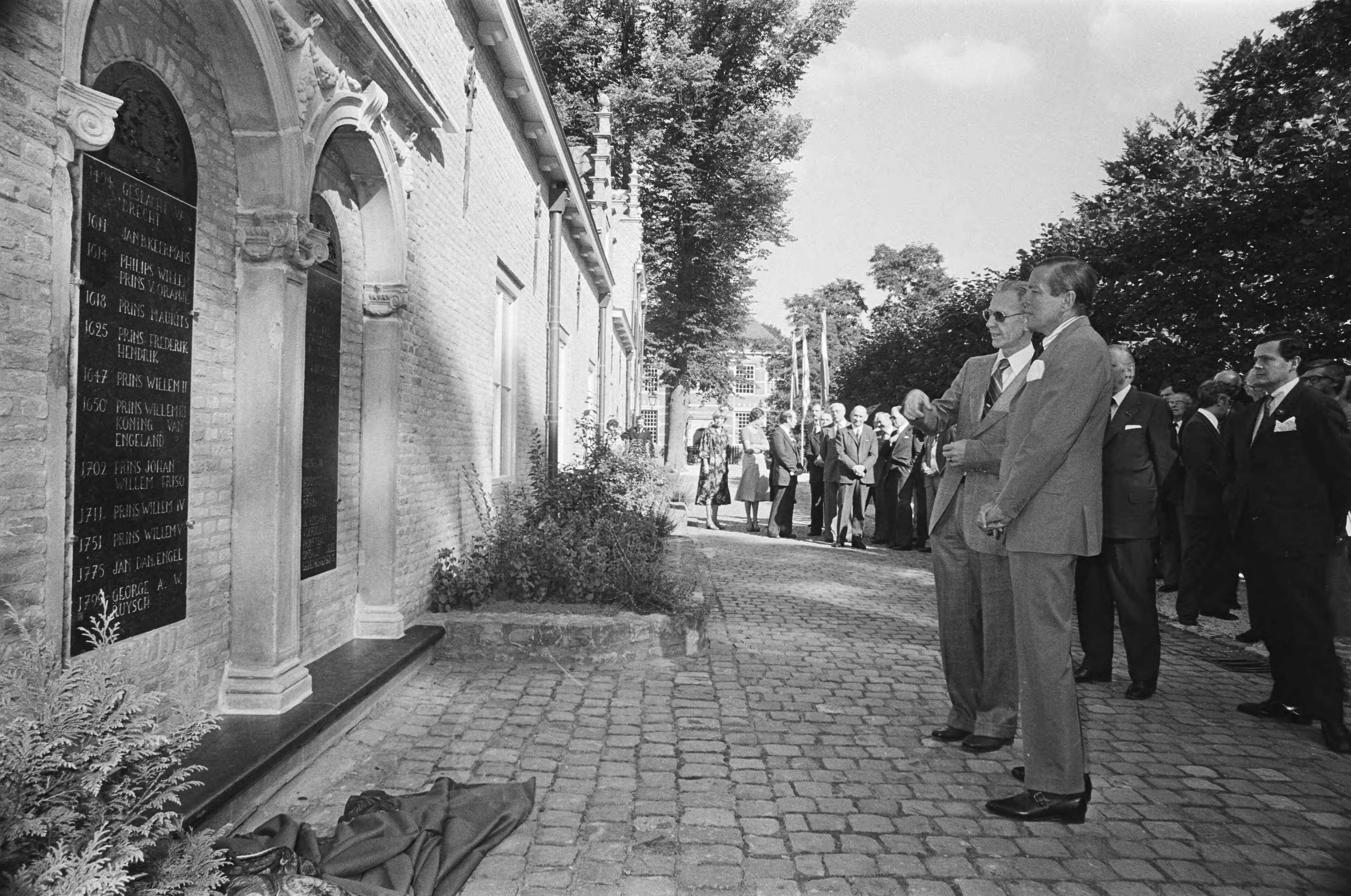 Fotocollectie Anefo — Prins Claus opent gerestaureerd kasteel Bouvigne te Breda — Foto: Suyk, Koen / Anefo. Licentie: Set B: Rechtenvrij / Publiek Domein. Bron: Nationaal Archief. http://hdl.handle.net/10648/aca293d8-d0b4-102d-bcf8-003048976d84