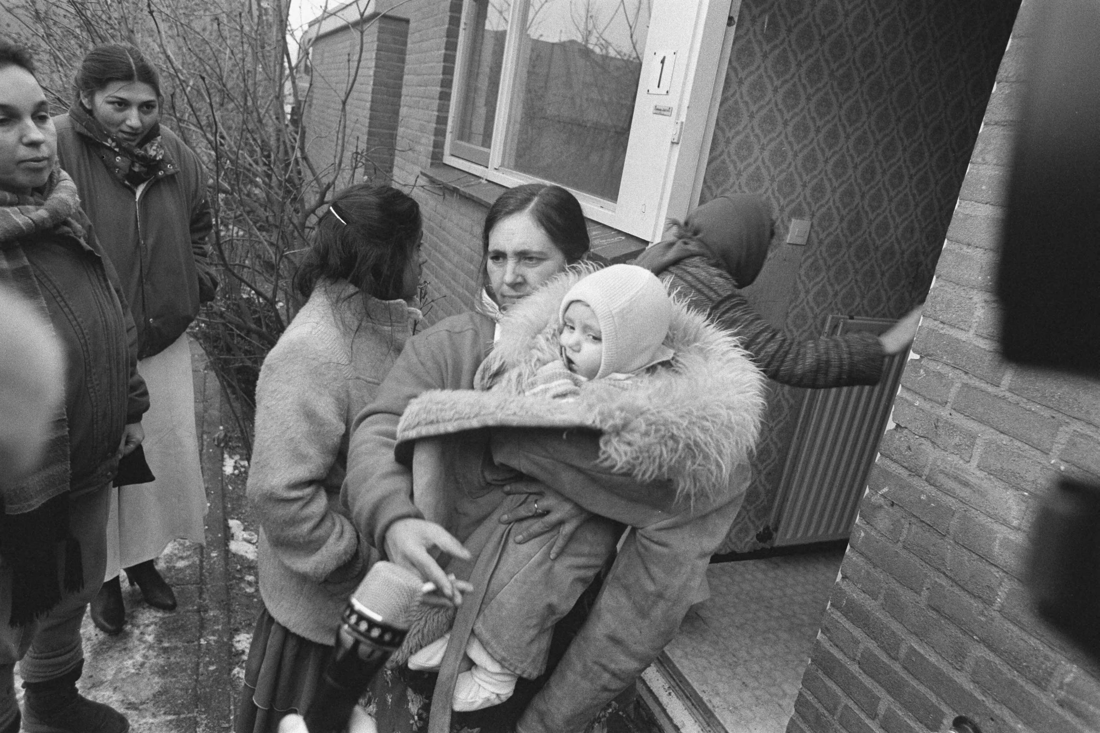 Fotocollectie Anefo — Zigeunerfamilie Milan Duric uit huis in Nieuwegein gezet enkele gezinsleden verlaten hun huis — Foto: Bogaerts, Rob / Anefo. Licentie: Set B: Rechtenvrij / Publiek Domein. Bron: Nationaal Archief. http://hdl.handle.net/10648/ad5bc538-d0b4-102d-bcf8-003048976d84