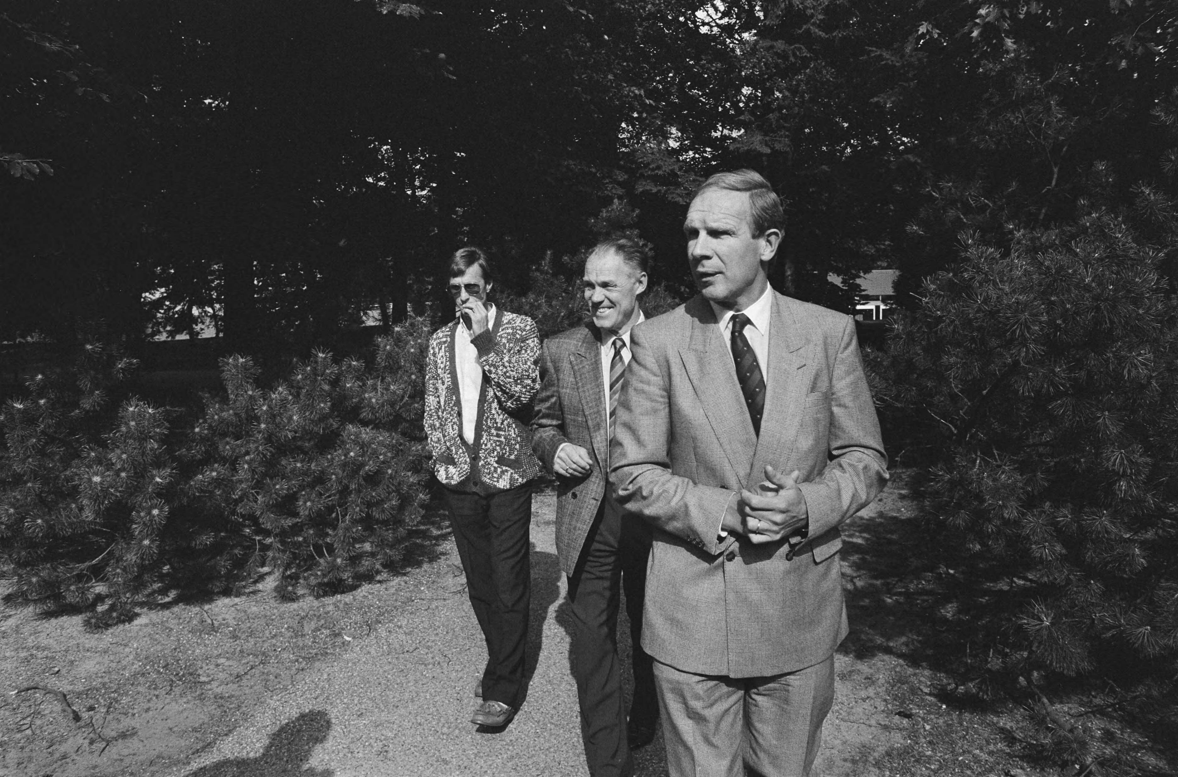 Fotocollectie Anefo — Studiedag van hoofdtrainers en technisch directeuren in betaald voetbal samen met technische staf KNVB; vlnr: Cruijff, Michels en Kraay — Foto: Croes, Rob C. / Anefo. Licentie: Set B: Rechtenvrij / Publiek Domein. Bron: Nationaal Archief. http://hdl.handle.net/10648/ad56004e-d0b4-102d-bcf8-003048976d84