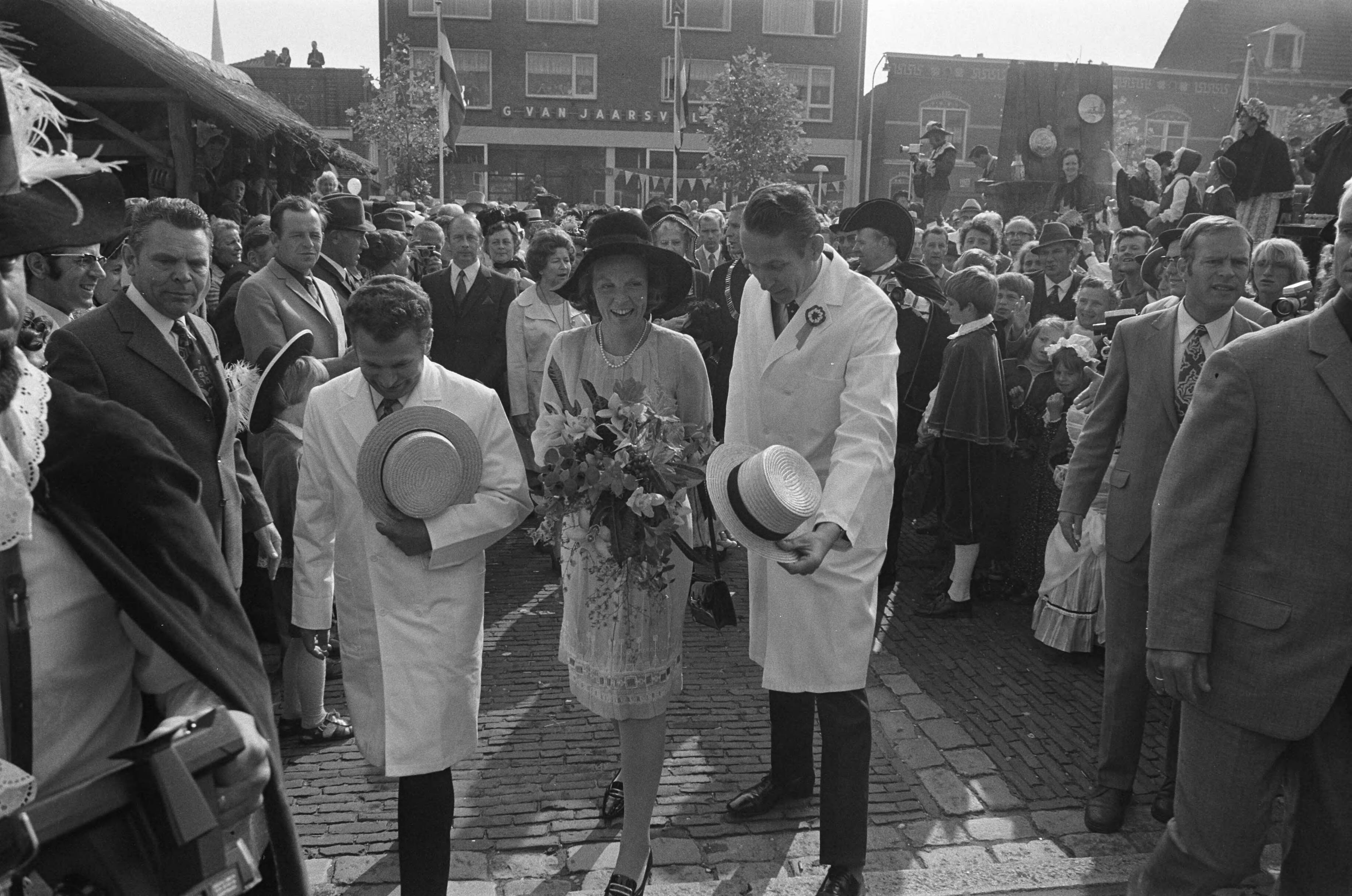 Fotocollectie Anefo — Prinses Beatrix opent in Woerden kaasmarkt t.g.v. 600 jarig bestaan van Woerden — Foto: Verhoeff, Bert / Anefo. Licentie: Set B: Rechtenvrij / Publiek Domein. Bron: Nationaal Archief. http://hdl.handle.net/10648/abf6b55e-d0b4-102d-bcf8-003048976d84