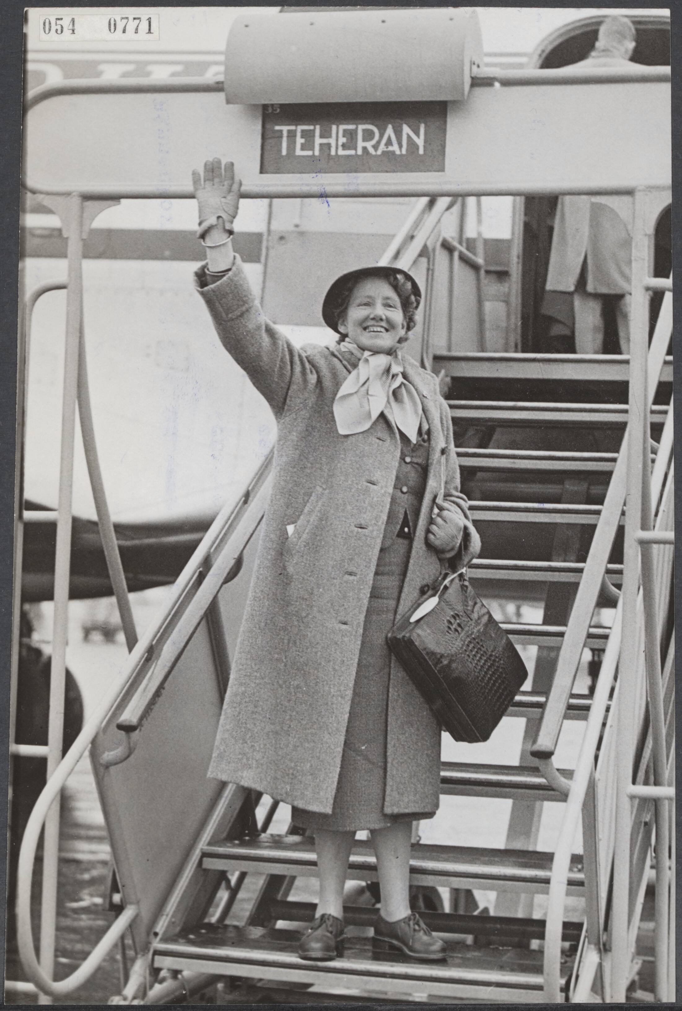 Fotocollectie Elsevier Binnenland — Mej. G.J. [Truus] Vergeer is vanuit Schiphol naar Teheran vertrokken om aldaar de organisatie van het Rode Kruis werk op zich te nemen — Foto: Fotograaf Onbekend / Anefo. Licentie: Set B: Rechtenvrij / Publiek Domein. Bron: Nationaal Archief. http://hdl.handle.net/10648/ae07c946-d0b4-102d-bcf8-003048976d84