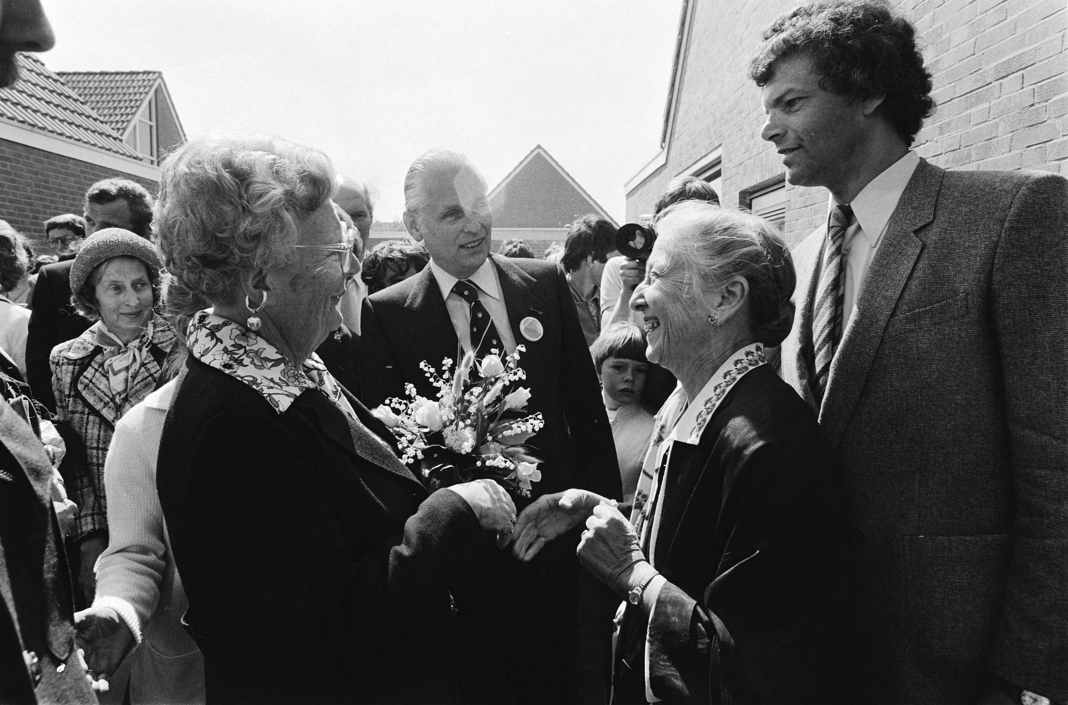 Fotocollectie Anefo — Prinses Juliana woont lentefeest bij t.g.v. opening nieuwe gebouwen Steinmetz Stichting in Den Haag — Foto: Dijk, Hans van / Anefo. Licentie: Set B: Rechtenvrij / Publiek Domein. Bron: Nationaal Archief. http://hdl.handle.net/10648/ace0fc2c-d0b4-102d-bcf8-003048976d84