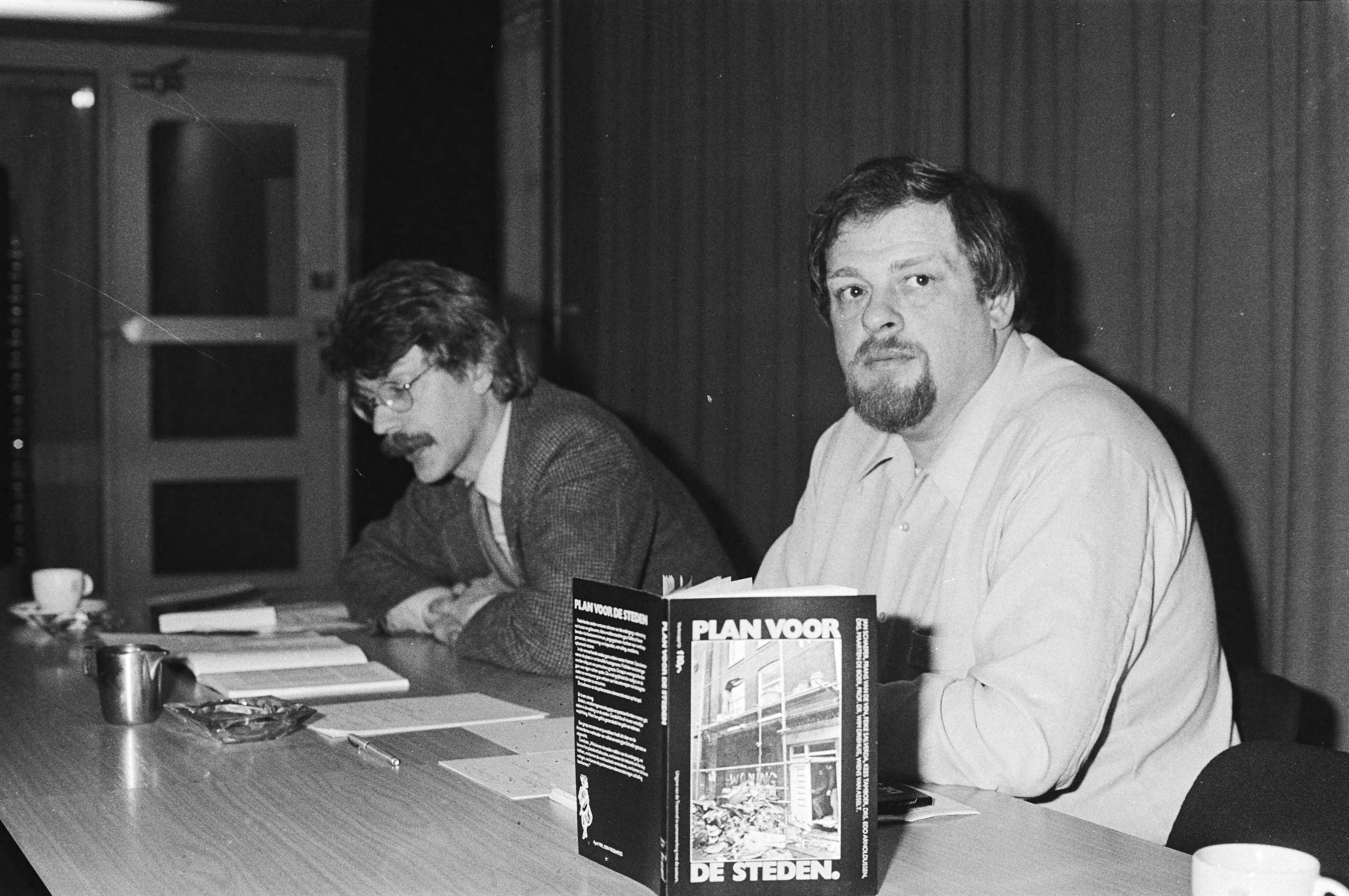 Fotocollectie Anefo — Perspresentatie boek "Plan voor de Steden" in Nieuwspoort Den Haag , 16 en 17 Schaefer (wethouder Amsterdam) en Driehuis — Foto: Dijk, Hans van / Anefo. Licentie: Set B: Rechtenvrij / Publiek Domein. Bron: Nationaal Archief. http://hdl.handle.net/10648/acf8e1f2-d0b4-102d-bcf8-003048976d84