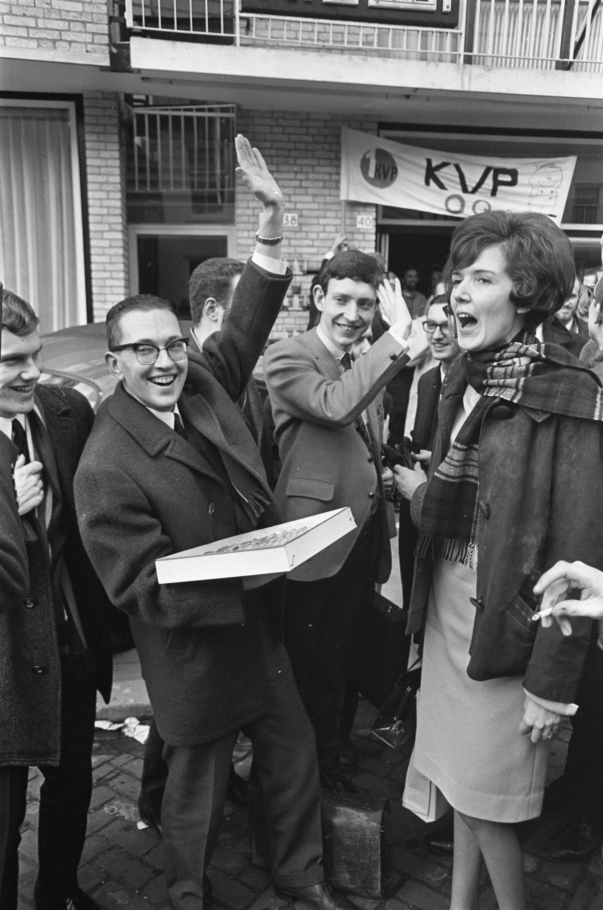 Fotocollectie Anefo — KVP-jongeren in Utrecht bijeen. Voorzitter Van Dongen bedankt voor KVP, hier verlaat hi de jongerenvergadering — Foto: Nijs, Jac. de / Anefo. Licentie: Set B: Rechtenvrij / Publiek Domein. Bron: Nationaal Archief. http://hdl.handle.net/10648/ab3903ba-d0b4-102d-bcf8-003048976d84