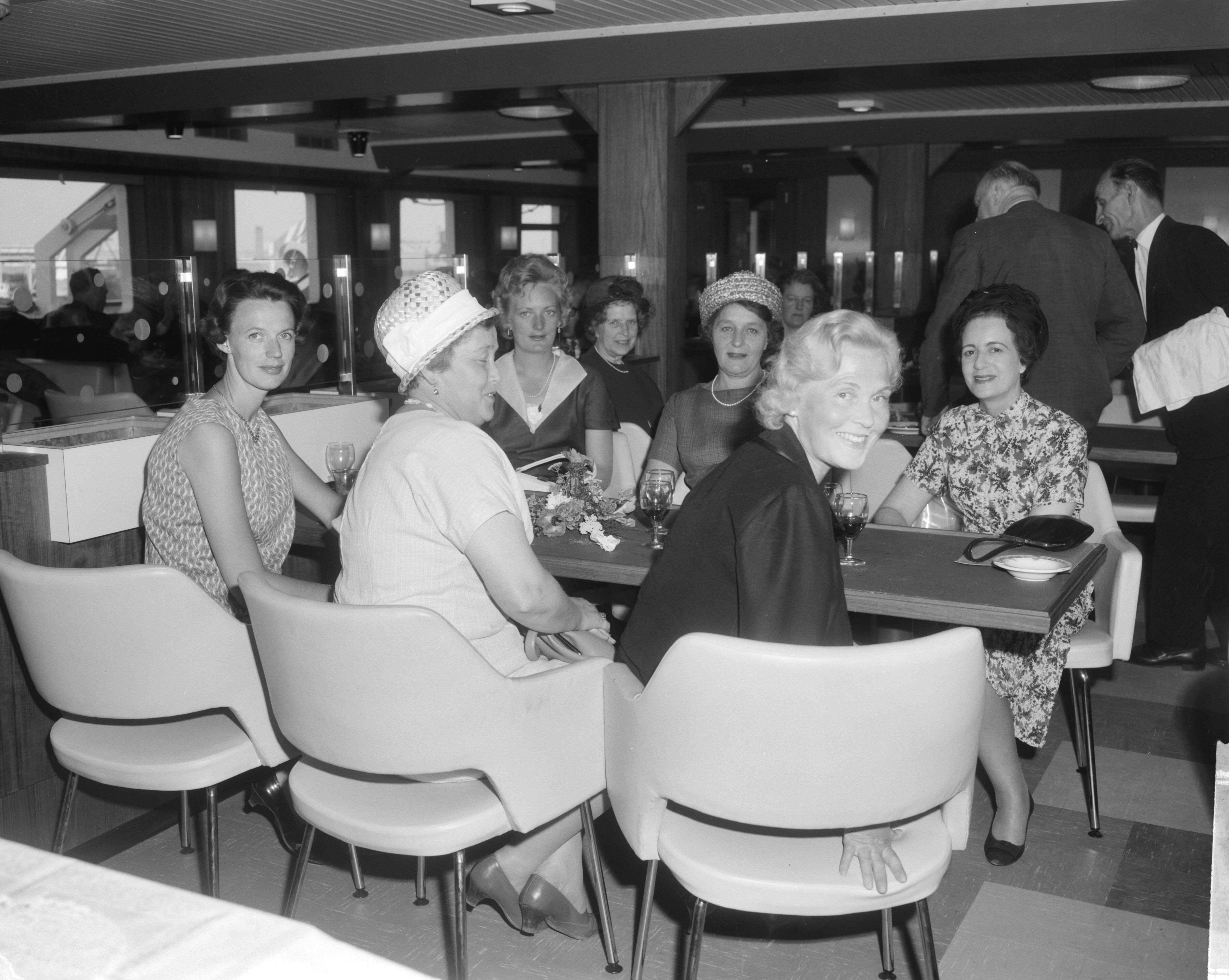 Fotocollectie Anefo — Overdracht van de veerboot "Visby" (opdracht Zaanlandse Scheepsbouw Maatschappij) — Foto: Bilsen, Joop van / Anefo. Licentie: Set B: Rechtenvrij / Publiek Domein. Bron: Nationaal Archief. http://hdl.handle.net/10648/aa6f3be8-d0b4-102d-bcf8-003048976d84