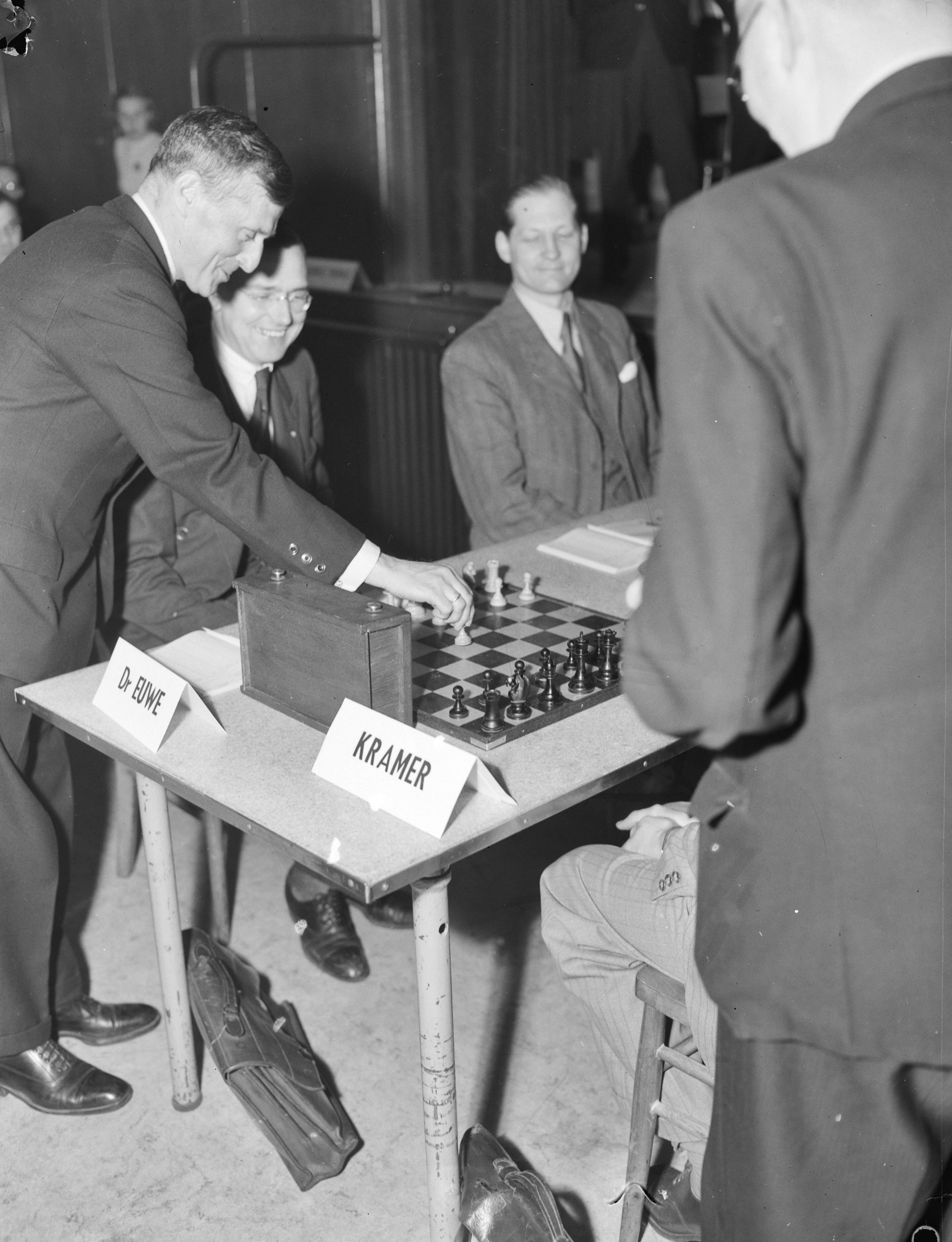 Fotocollectie Anefo — Internationaal schaakwedstrijd in Zaandam — Foto: Raucamp, Koos / Anefo. Licentie: Set B: Rechtenvrij / Publiek Domein. Bron: Nationaal Archief. http://hdl.handle.net/10648/a89f28b4-d0b4-102d-bcf8-003048976d84