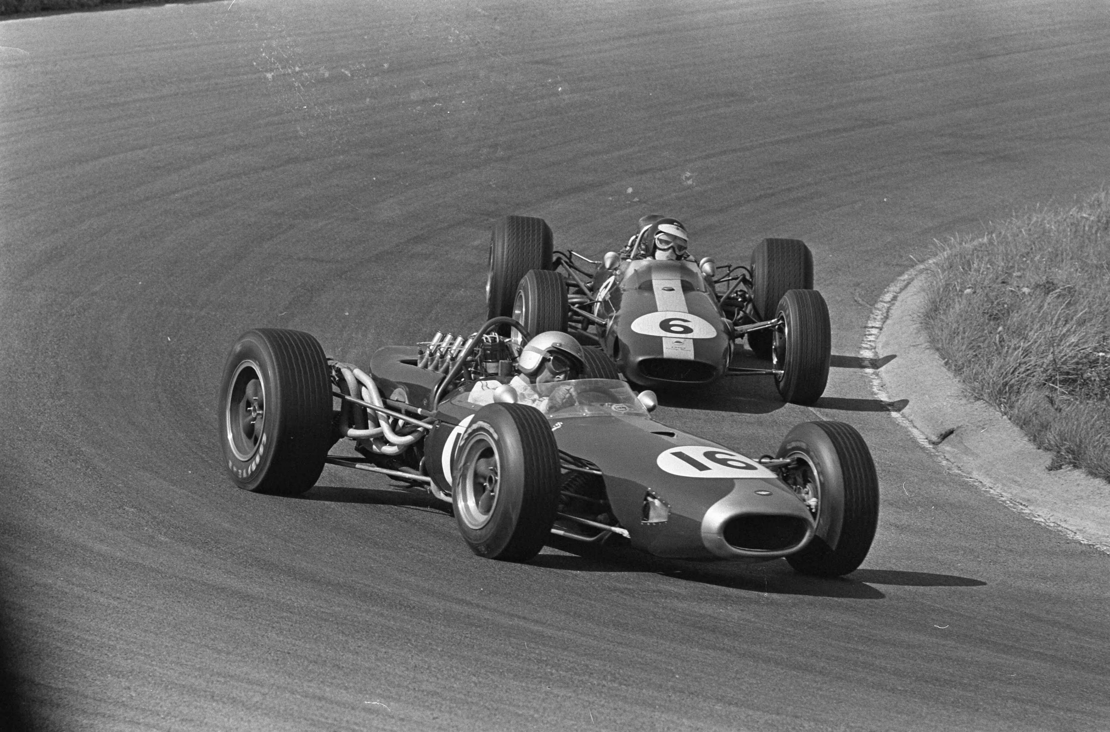 Fotocollectie Anefo — Grand Prix te Zandvoort, Jack Brabham in duel met Jim Clark (rechts) — Foto: Koch, Eric / Anefo. Licentie: Set B: Rechtenvrij / Publiek Domein. Bron: Nationaal Archief. http://hdl.handle.net/10648/aaf3cba6-d0b4-102d-bcf8-003048976d84
