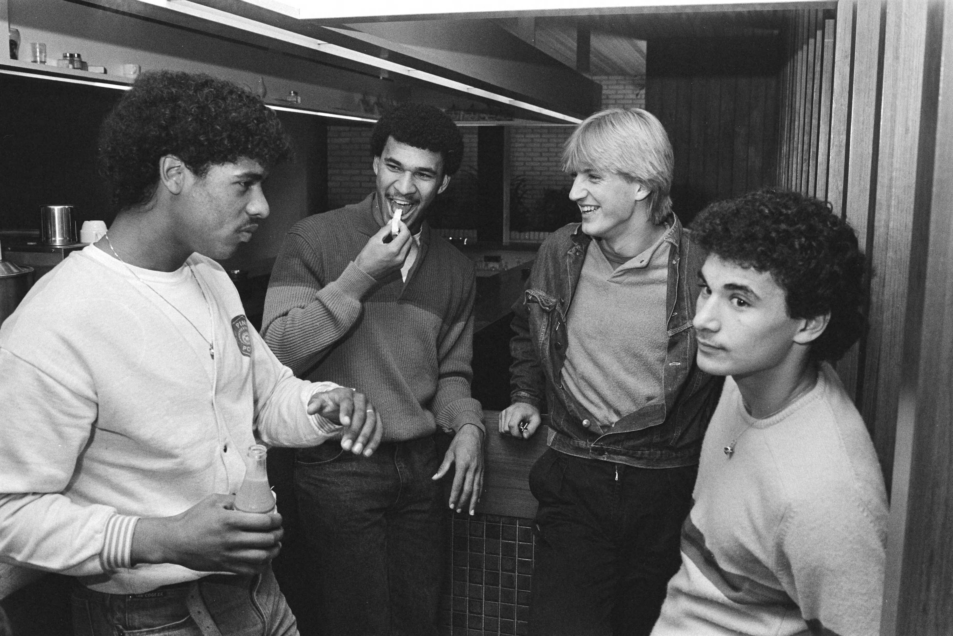 Trainingsbijeenkomst van het Nederlands elftal in Zeist — V.l.n.r. Frank Rijkaard , Ruud Gullit , Willem Kieft en Gerald Vanenburg — Foto: Antonisse, Marcel / Anefo. Licentie: Set B: Rechtenvrij / Publiek Domein. Bron: Nationaal Archief. http://hdl.handle.net/10648/ad209c4c-d0b4-102d-bcf8-003048976d84