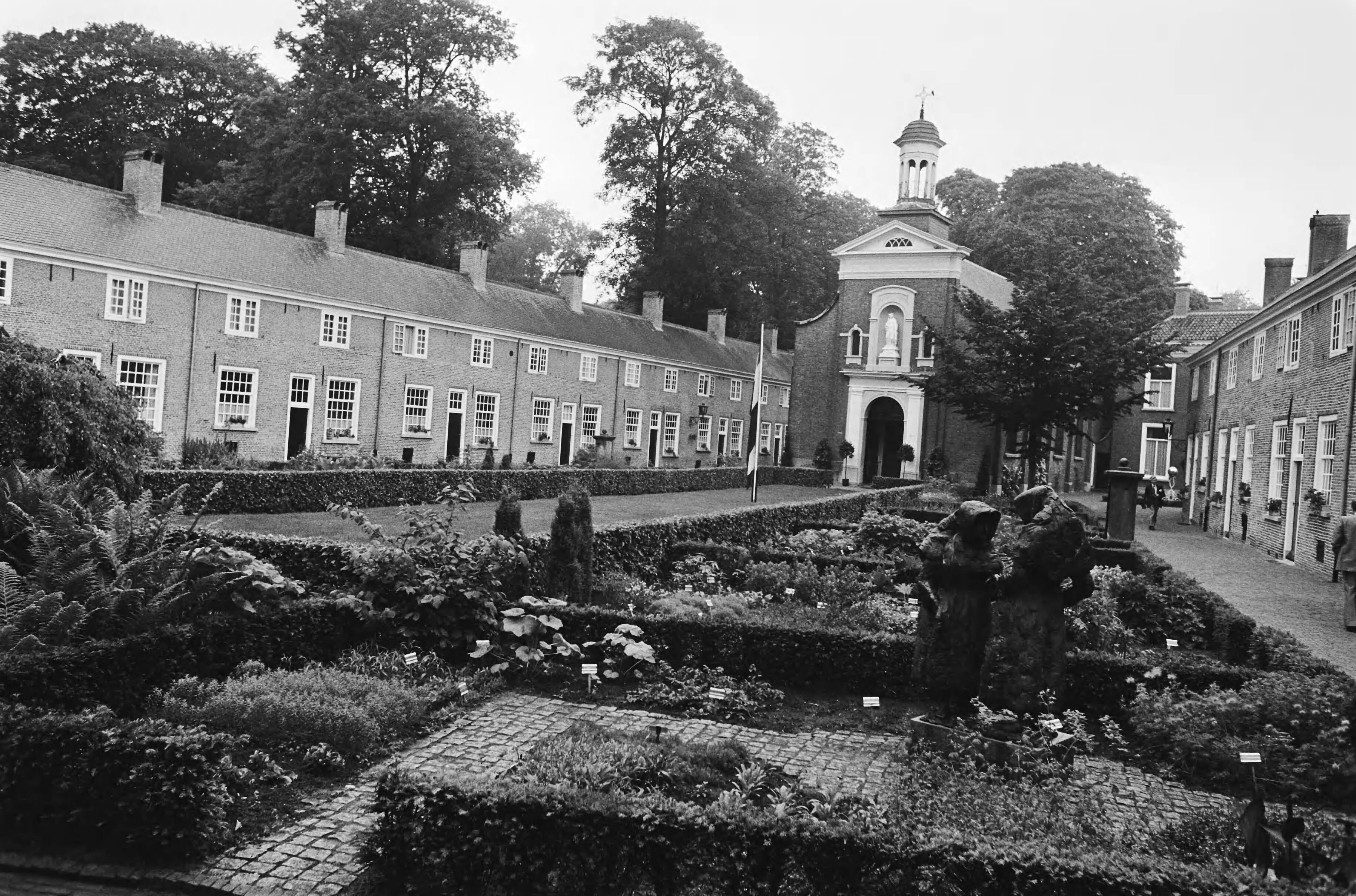 Fotocollectie Anefo — Overzicht Begijnhof te Breda — Foto: Bogaerts, Rob / Anefo. Licentie: Set B: Rechtenvrij / Publiek Domein. Bron: Nationaal Archief. http://hdl.handle.net/10648/ace1c5d0-d0b4-102d-bcf8-003048976d84