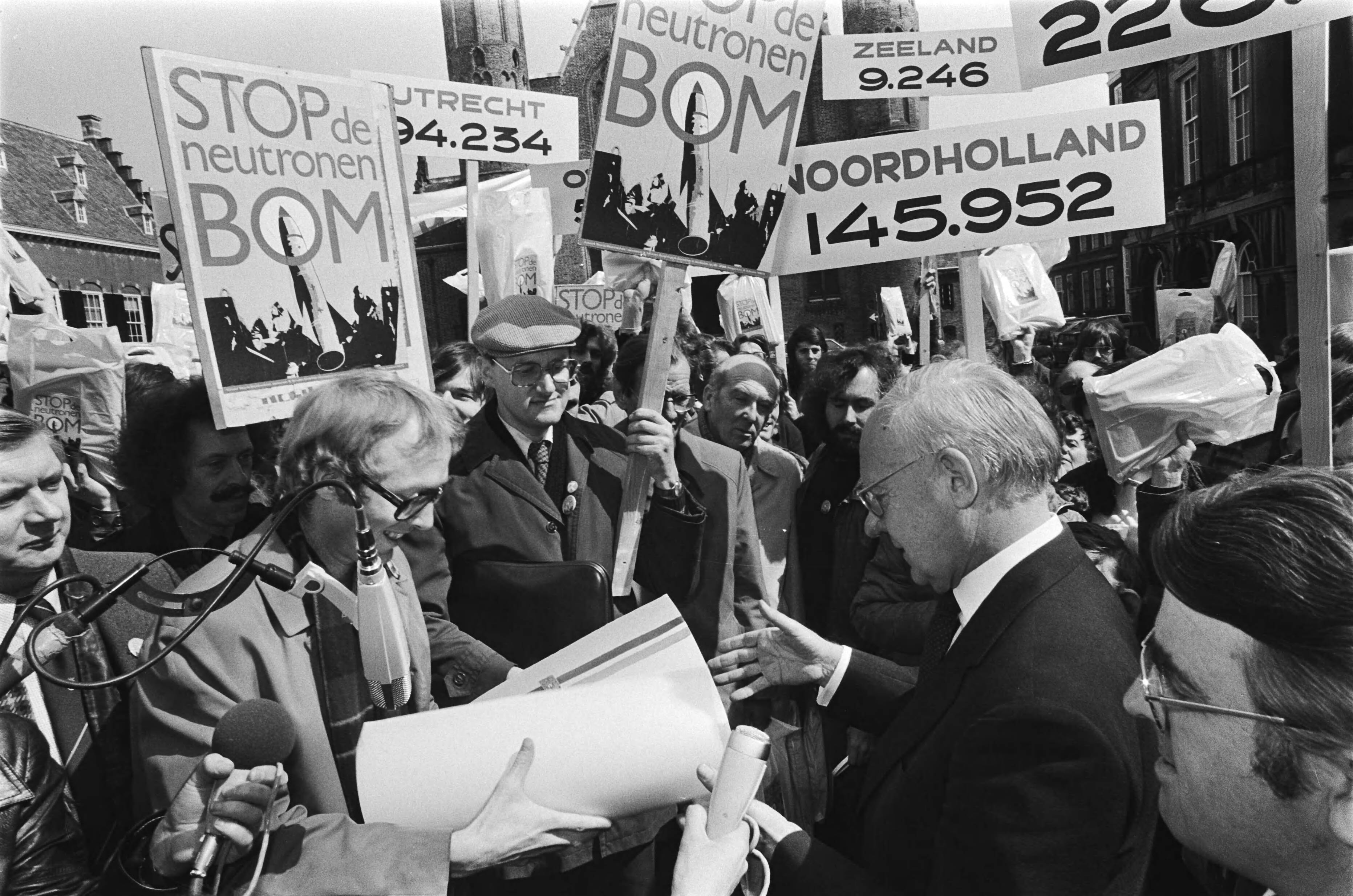 Fotocollectie Anefo — Aanbieden ingezamelde handtekeningen stop de Neutronenbom in Den Haag ; Vondeling ontvangt petitie — Foto: Suyk, Koen / Anefo. Licentie: Set B: Rechtenvrij / Publiek Domein. Bron: Nationaal Archief. http://hdl.handle.net/10648/acb0be4a-d0b4-102d-bcf8-003048976d84