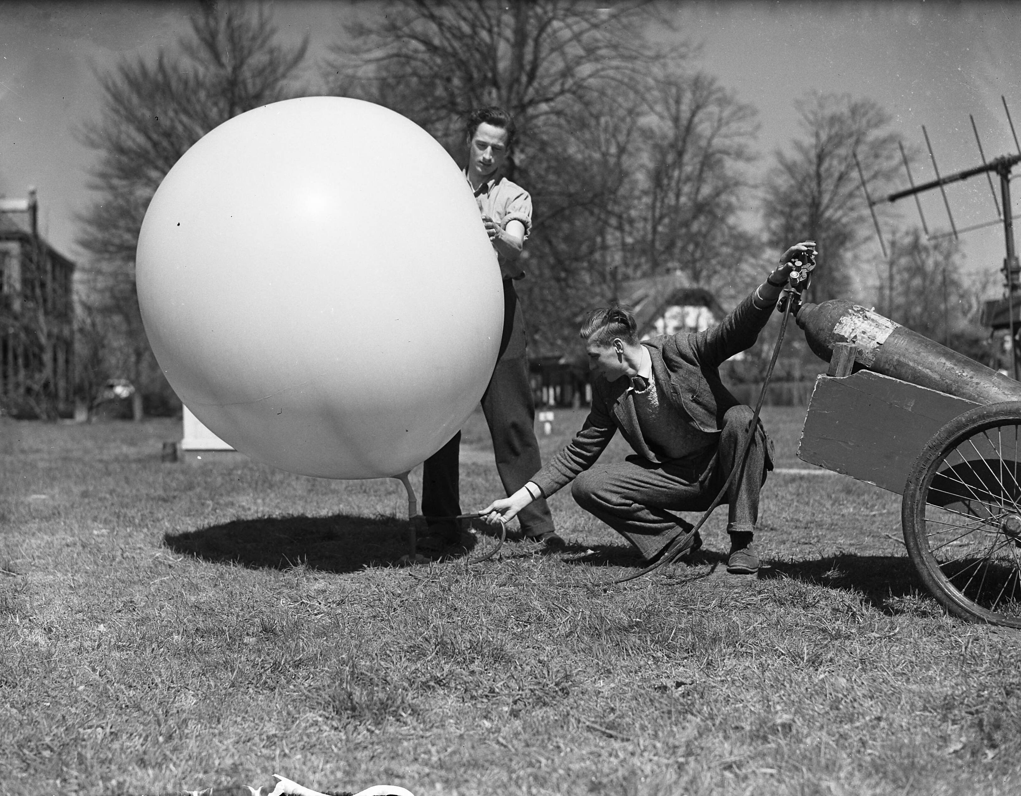 Fotocollectie Anefo — Nieuwe Weerwaarneming KNMI De Bilt — Foto: Noske, J.D. / Anefo. Licentie: Set B: Rechtenvrij / Publiek Domein. Bron: Nationaal Archief. http://hdl.handle.net/10648/a8a761f0-d0b4-102d-bcf8-003048976d84