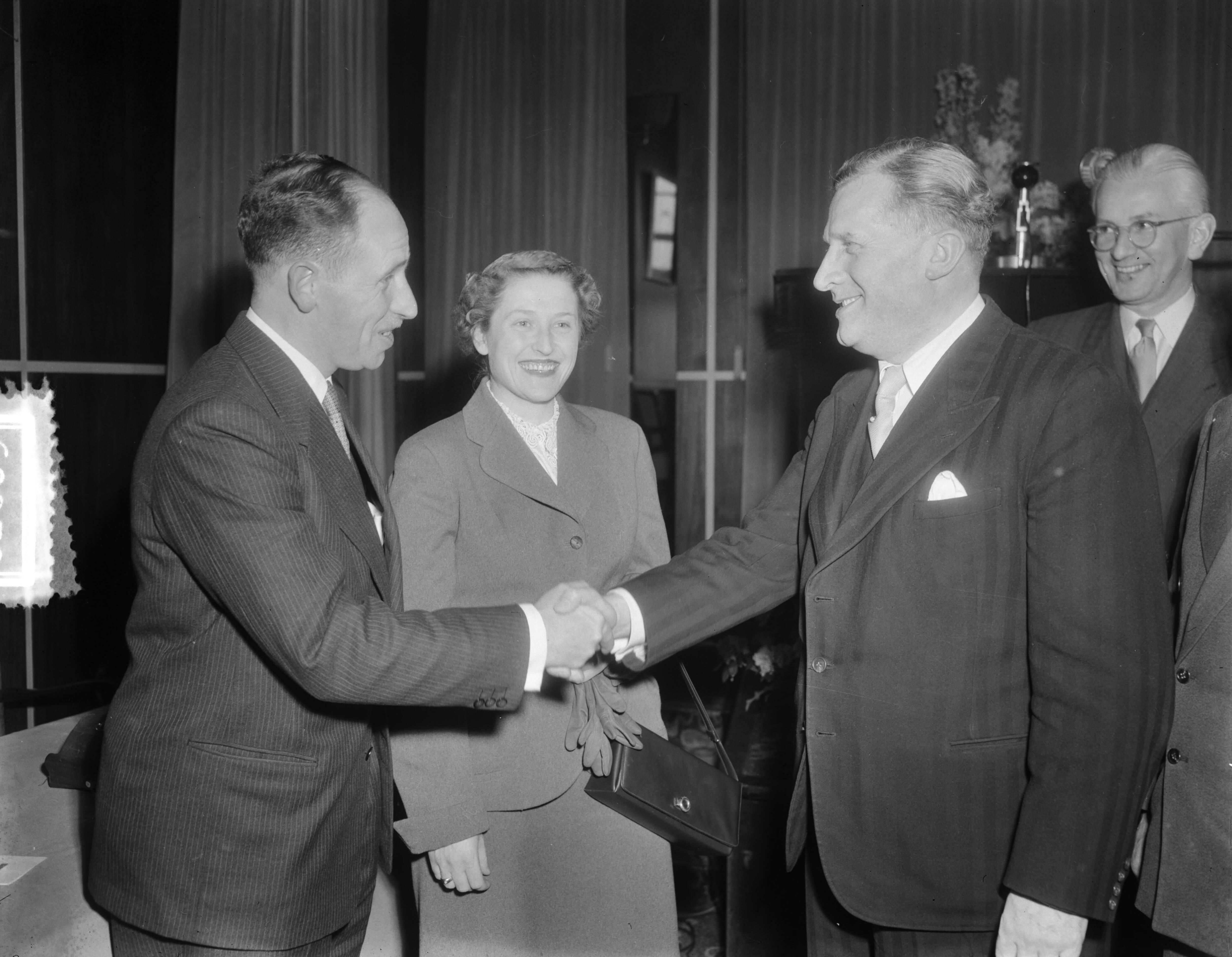 Fotocollectie Anefo — KVP Partijraadsvegadering te Utrecht. Installatie van mr. H.W. van Doorn als nieuwe voorzitter. Van Doorn wordt gelukgewenst door vice-voorzitter Chr. Matser (burgemeester van Arnhem). Naast Van Doorn zijn echtgenote C.C.M. de Jager — Foto: Duinen, G.W. van / Anefo. Licentie: Set B: Rechtenvrij / Publiek Domein. Bron: Nationaal Archief. http://hdl.handle.net/10648/a91baa92-d0b4-102d-bcf8-003048976d84
