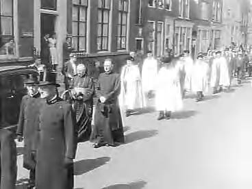Fotocollectie Anefo — Uitvaart van de vicaris-generaal van Utrecht mgr. Th. Huurdeman te Utrecht — Foto: Pot, Harry / Anefo. Licentie: Set B: Rechtenvrij / Publiek Domein. Bron: Nationaal Archief. http://hdl.handle.net/10648/a9835cfa-d0b4-102d-bcf8-003048976d84