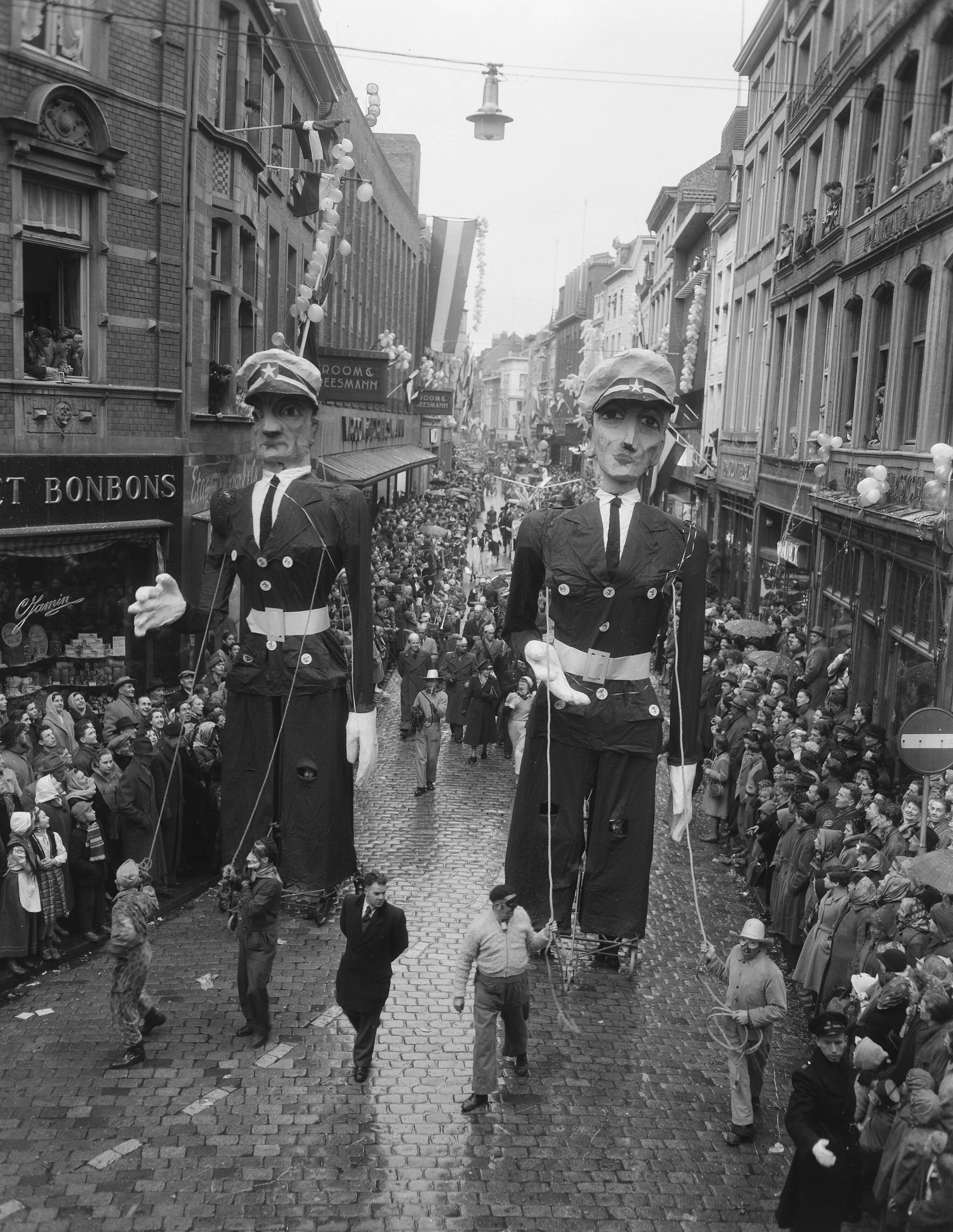 Fotocollectie Anefo — Carnaval Maastricht optocht — Foto: Duinen, G.W. van / Anefo. Licentie: Set B: Rechtenvrij / Publiek Domein. Bron: Nationaal Archief. http://hdl.handle.net/10648/a91d7642-d0b4-102d-bcf8-003048976d84