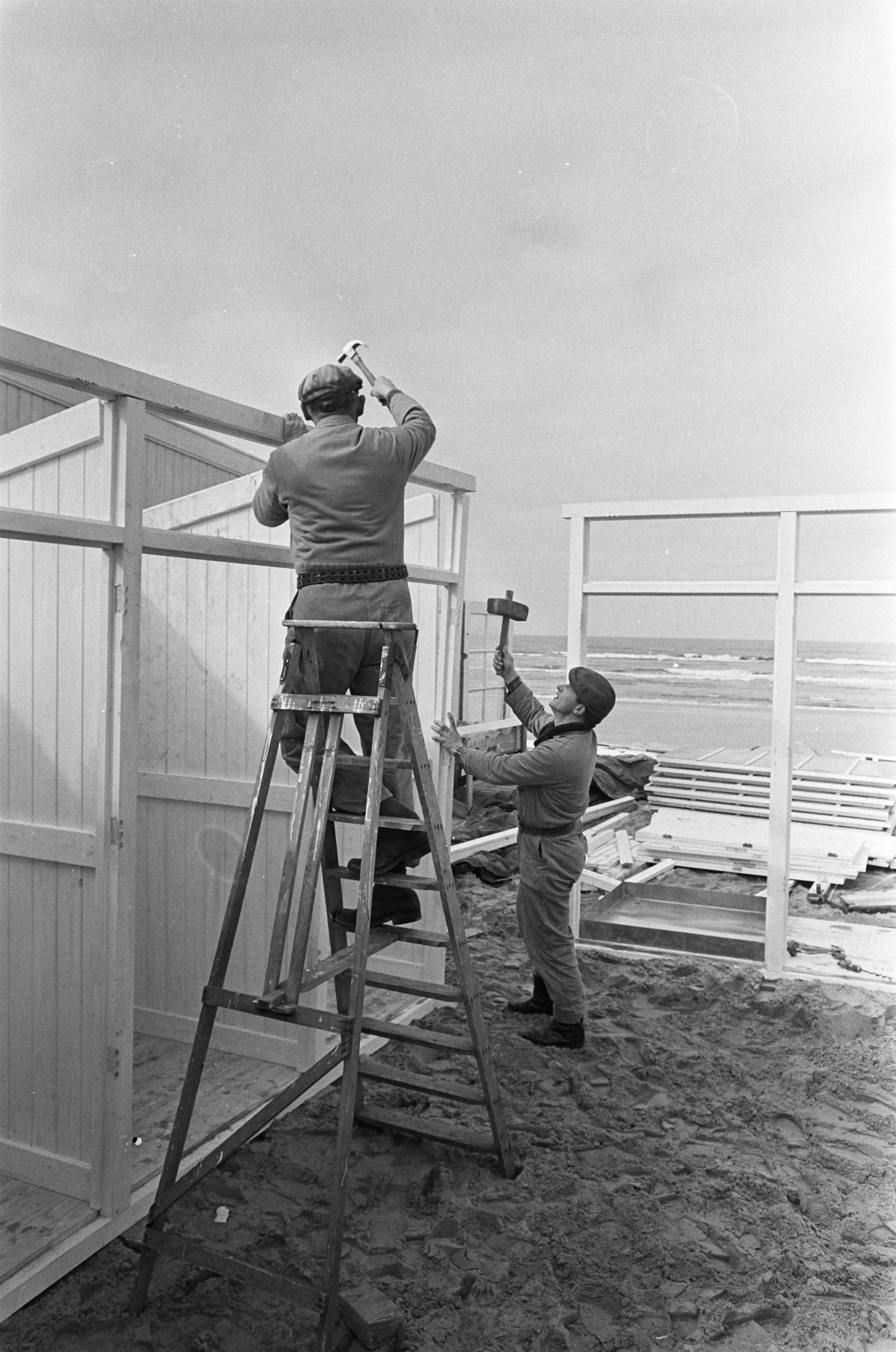Fotocollectie Anefo — Zomer nadert te Zandvoort. Verschillende restaurants word weer opgezet — Foto: Kroon, Ron / Anefo. Licentie: Set B: Rechtenvrij / Publiek Domein. Bron: Nationaal Archief. http://hdl.handle.net/10648/ab394f50-d0b4-102d-bcf8-003048976d84